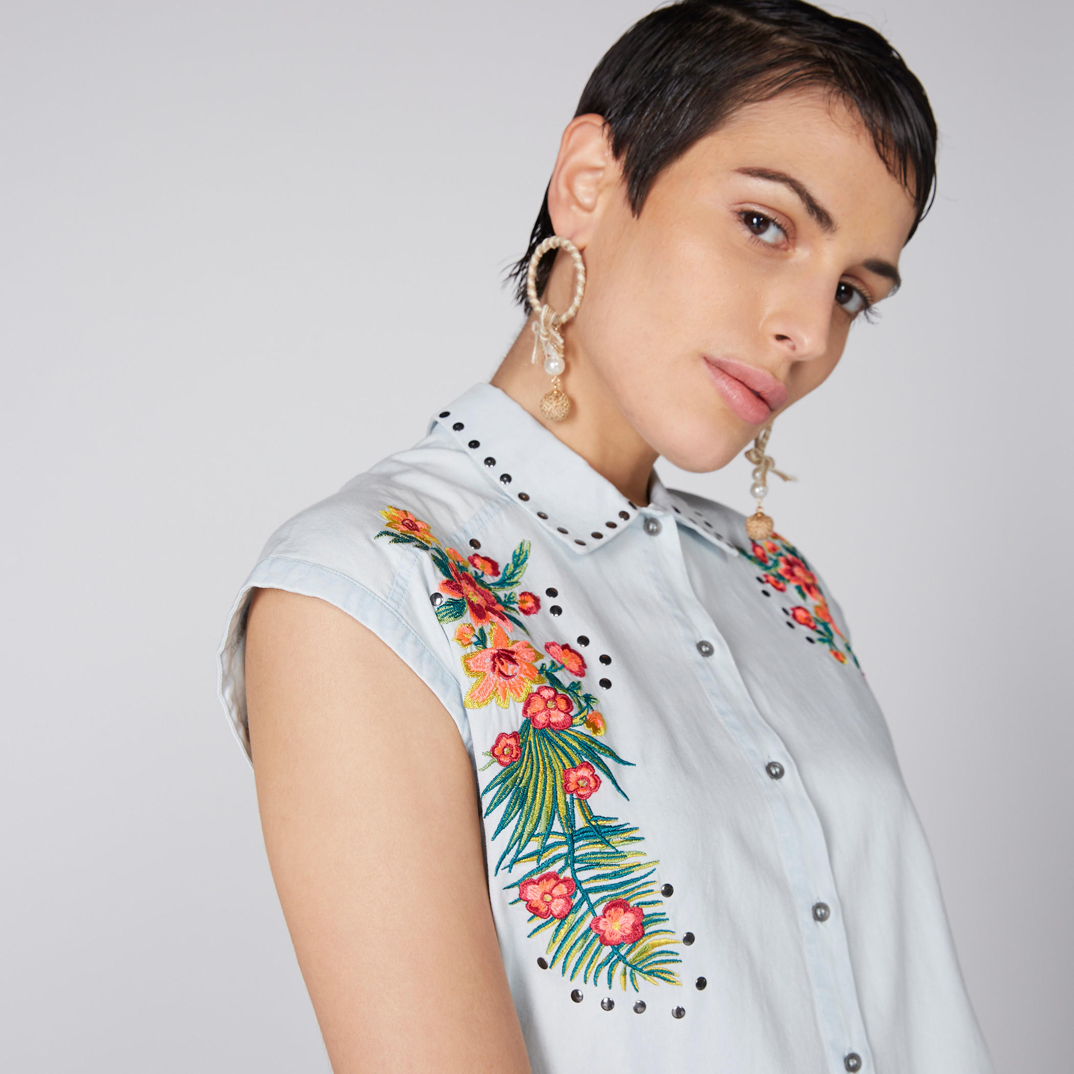 قميص مطرّز بأزرار-women-clothing-shirtsandblouses-shirts-image-4