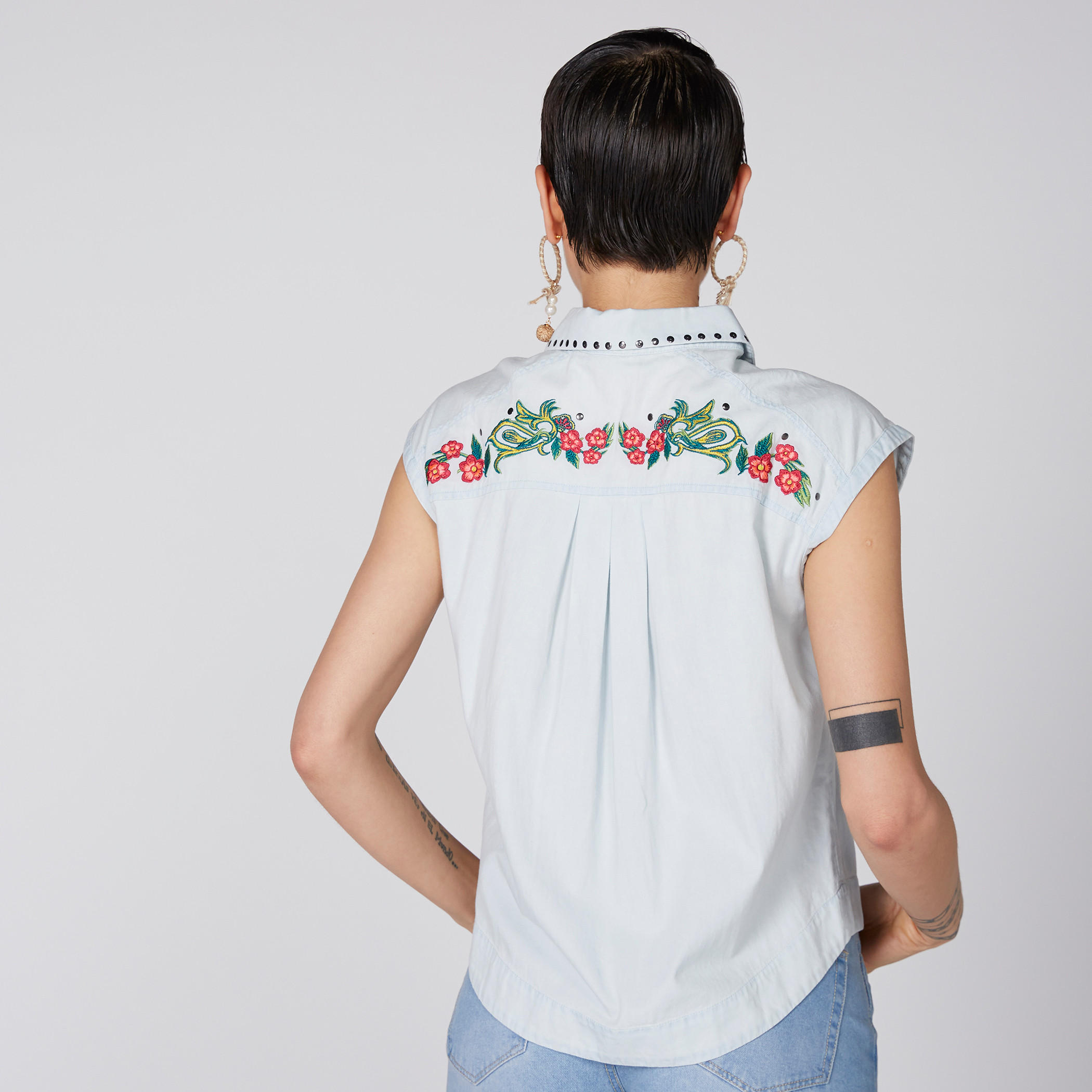 قميص مطرّز بأزرار-women-clothing-shirtsandblouses-shirts-image-2
