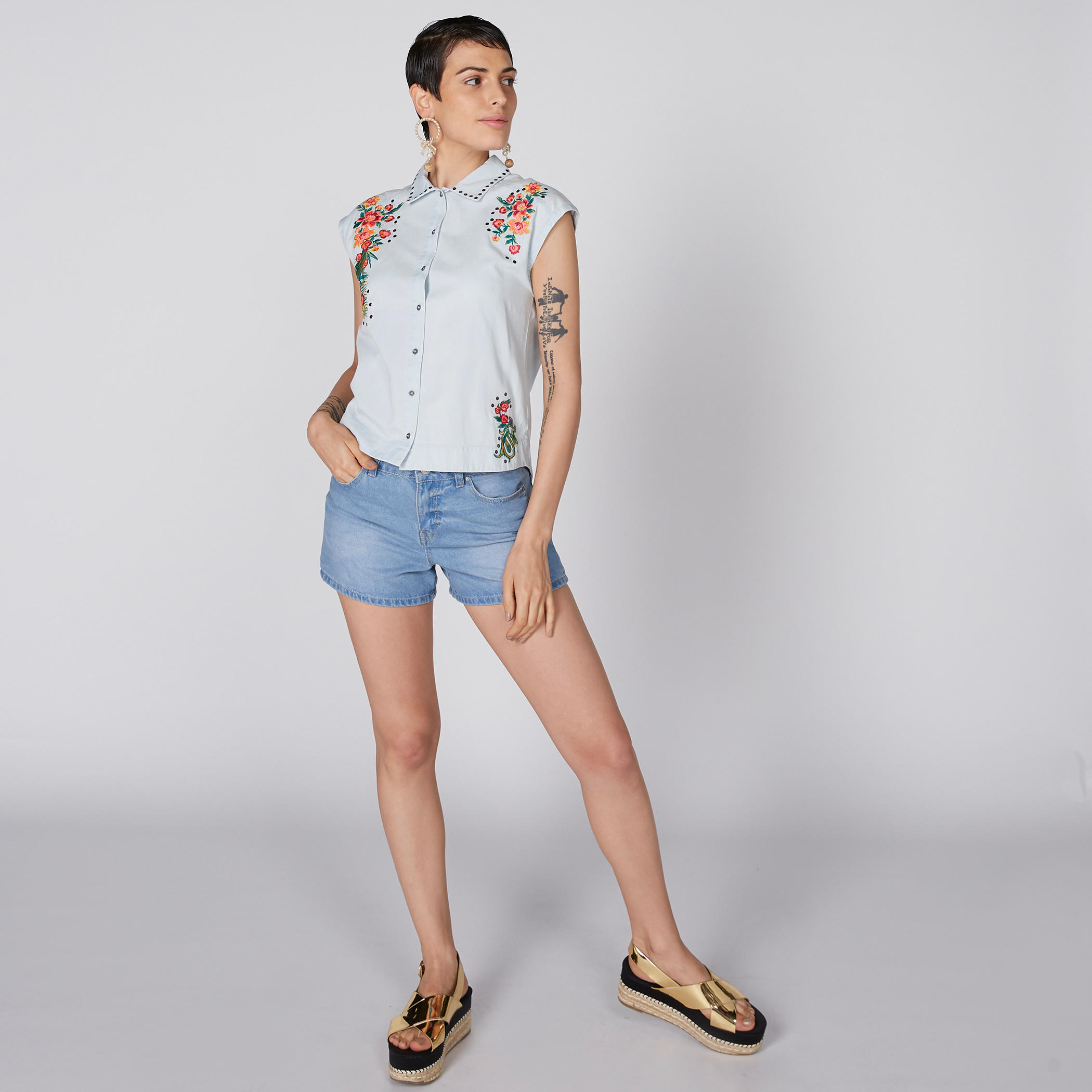 قميص مطرّز بأزرار-women-clothing-shirtsandblouses-shirts-image-1