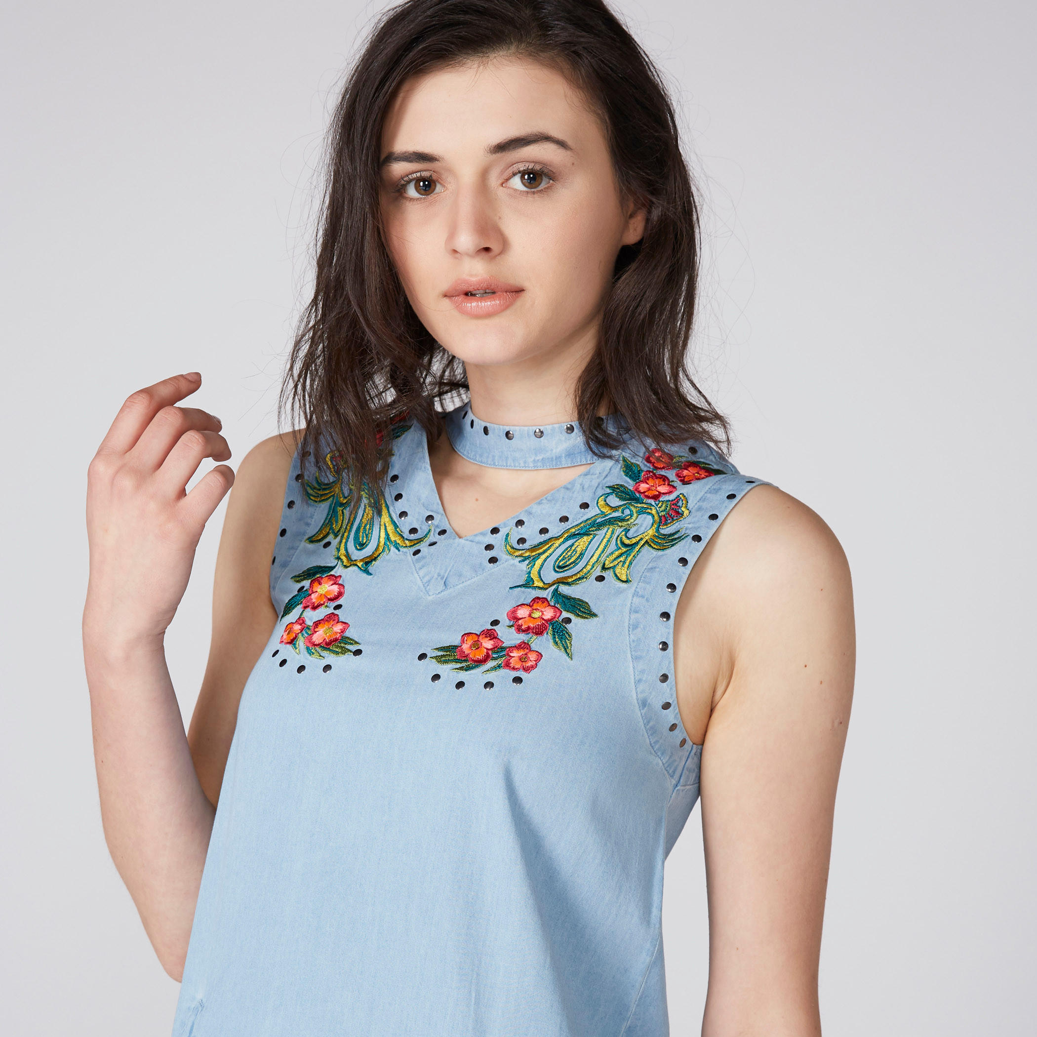 فستان من الدينم مطرّز دون أكمام بياقة طوق-women-clothing-dresses-image-1
