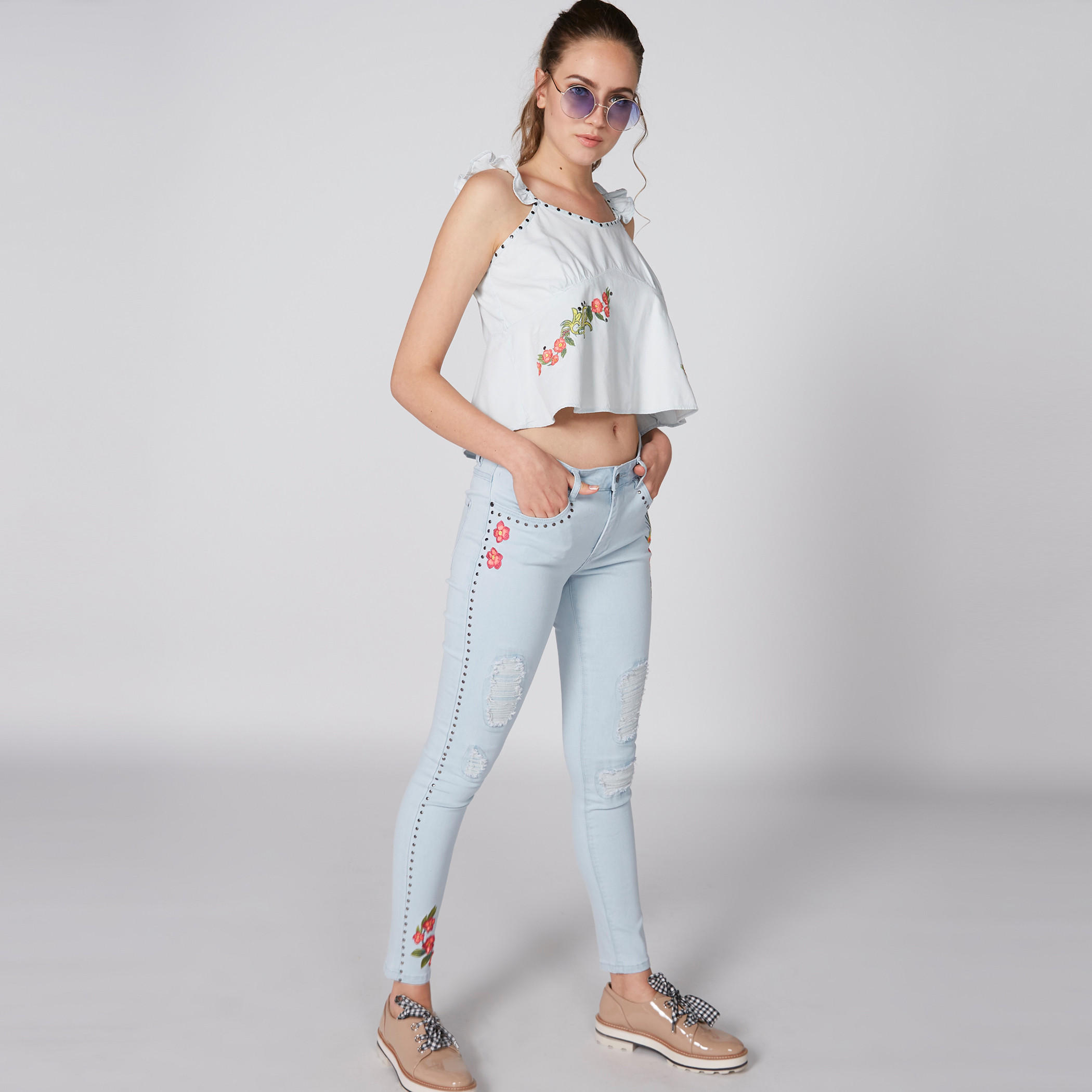 بنطال جينز طويل بتصميم ممزّق وزر إغلاق وتطريز-women-clothing-bottoms-jeans-image-1