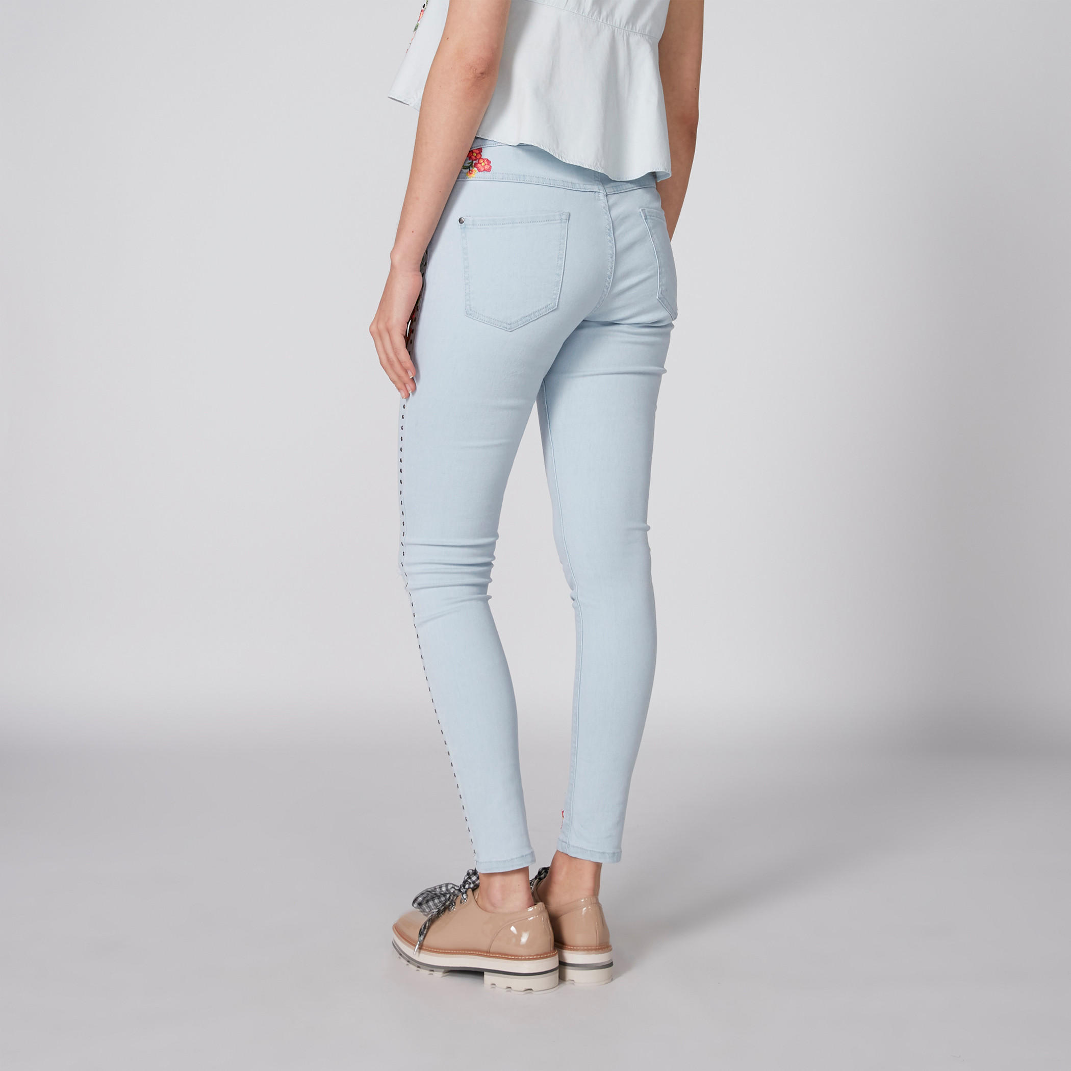 بنطال جينز طويل بتصميم ممزّق وزر إغلاق وتطريز-women-clothing-bottoms-jeans-image-2
