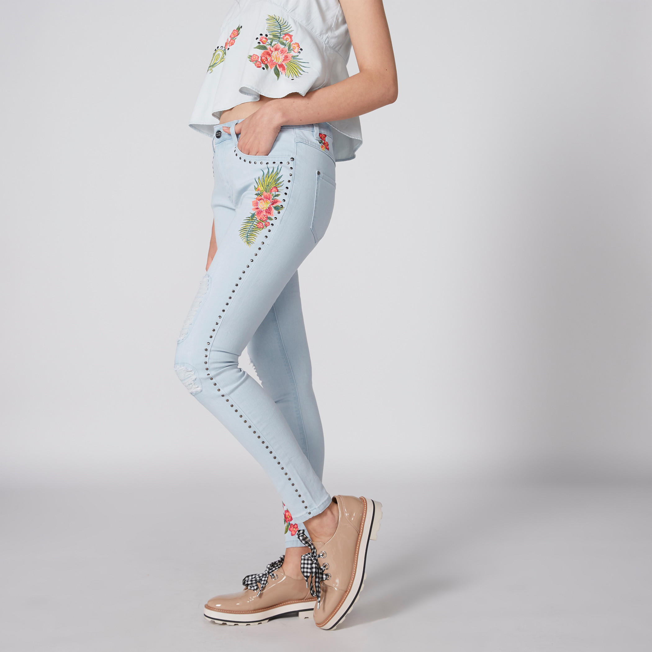 بنطال جينز طويل بتصميم ممزّق وزر إغلاق وتطريز-women-clothing-bottoms-jeans-image-3