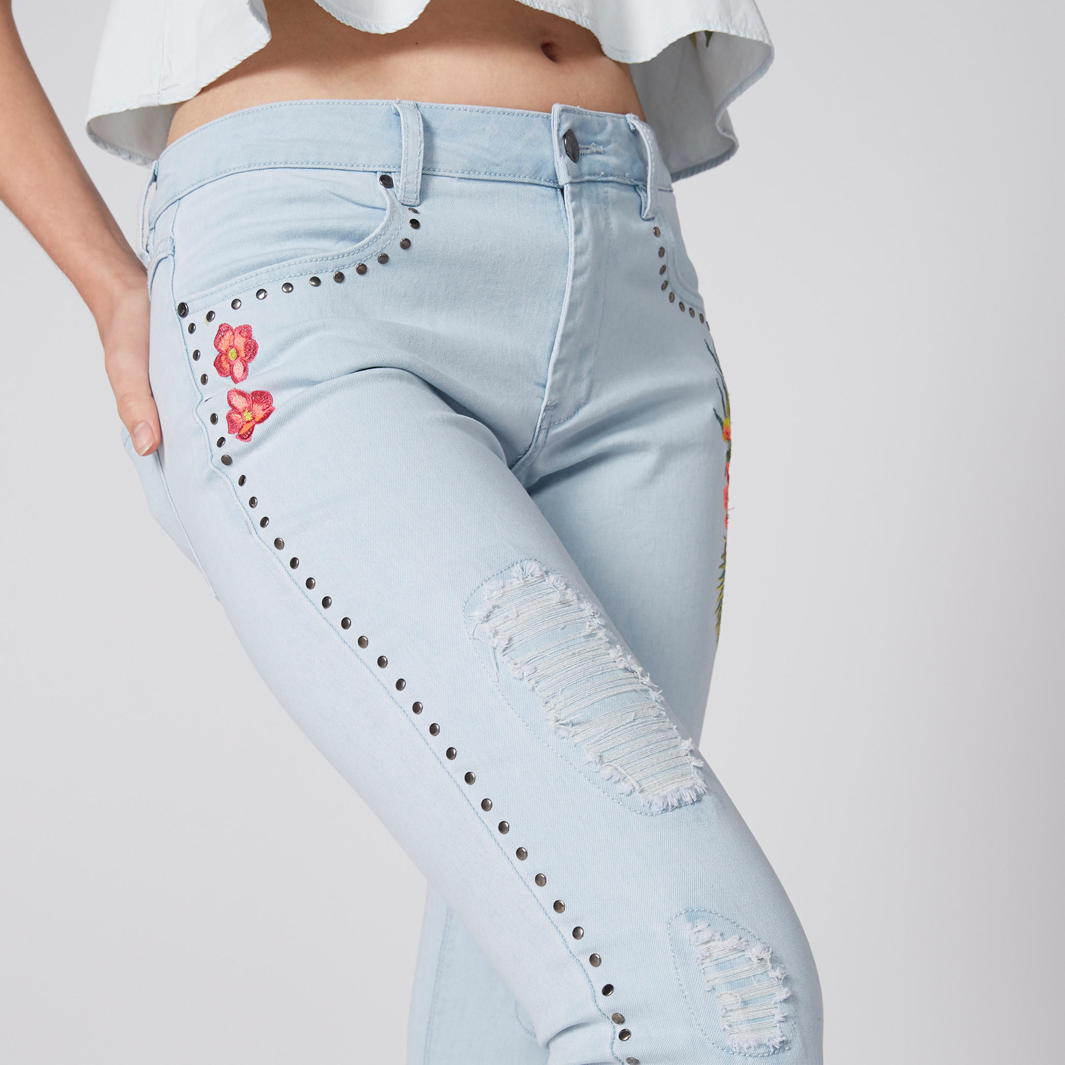 بنطال جينز طويل بتصميم ممزّق وزر إغلاق وتطريز-women-clothing-bottoms-jeans-image-4
