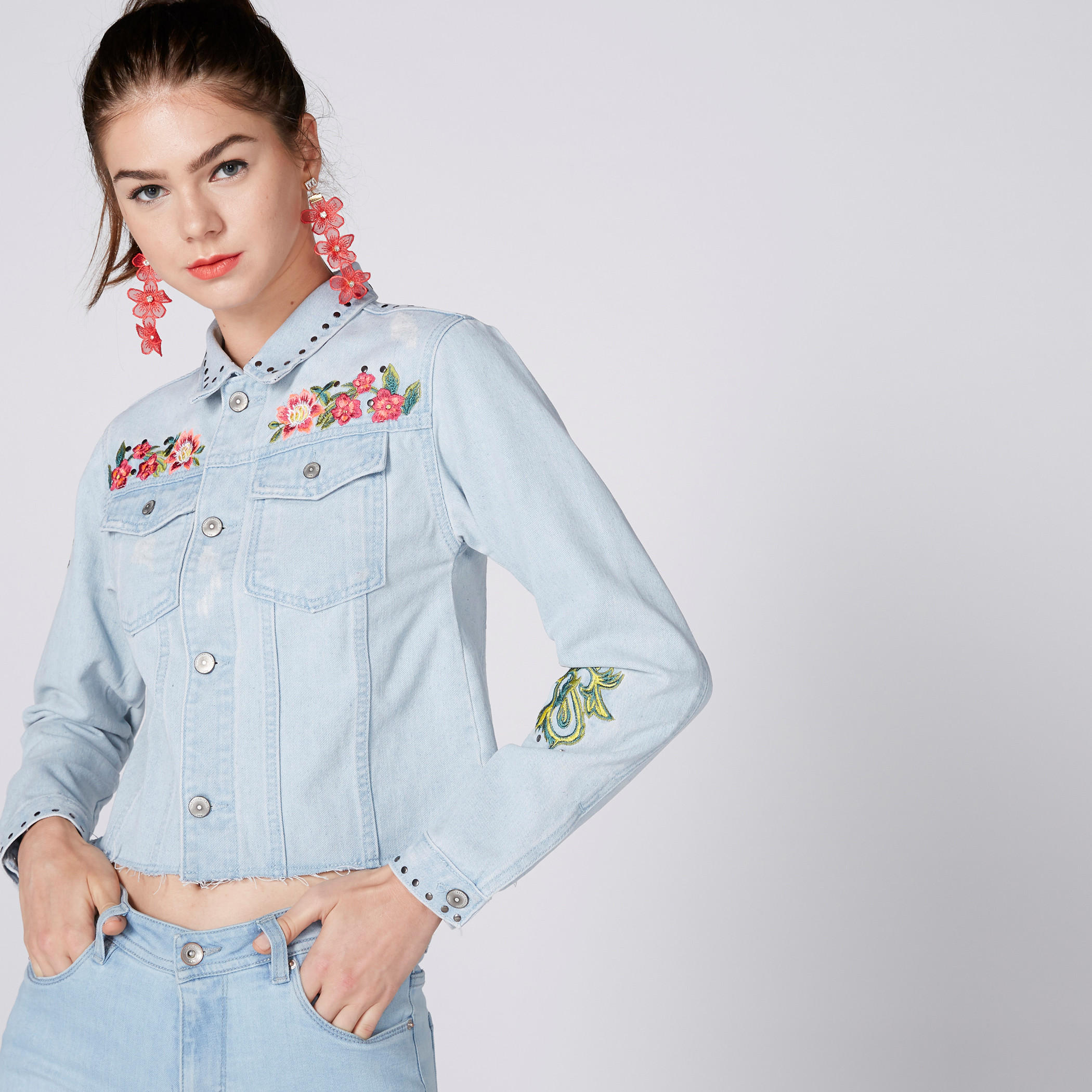 جاكيت من الدينم مرصّع بأكمام طويلة وتطريز-women-winterwear-coatsandjackets-jackets-image-1