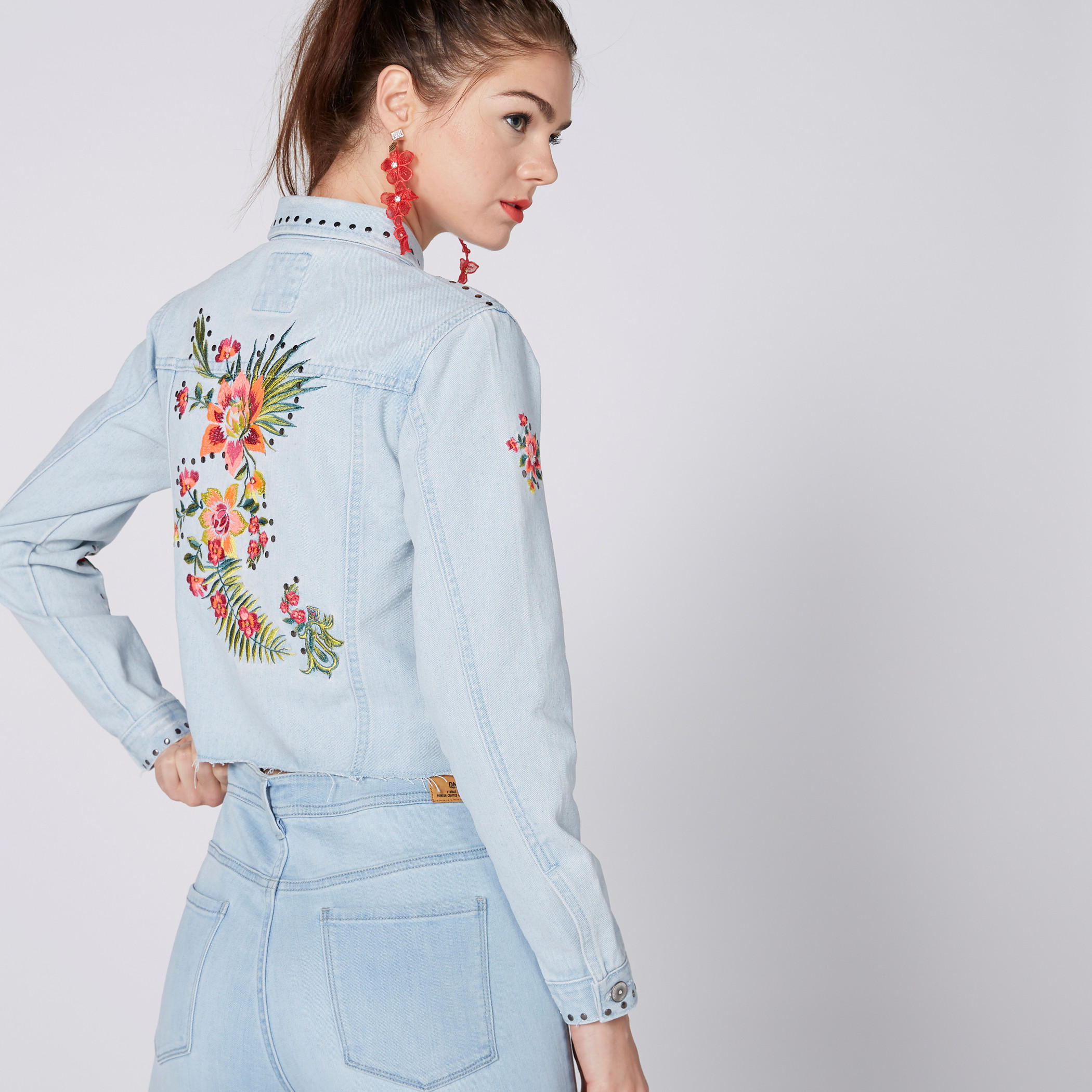 جاكيت من الدينم مرصّع بأكمام طويلة وتطريز-women-winterwear-coatsandjackets-jackets-image-2