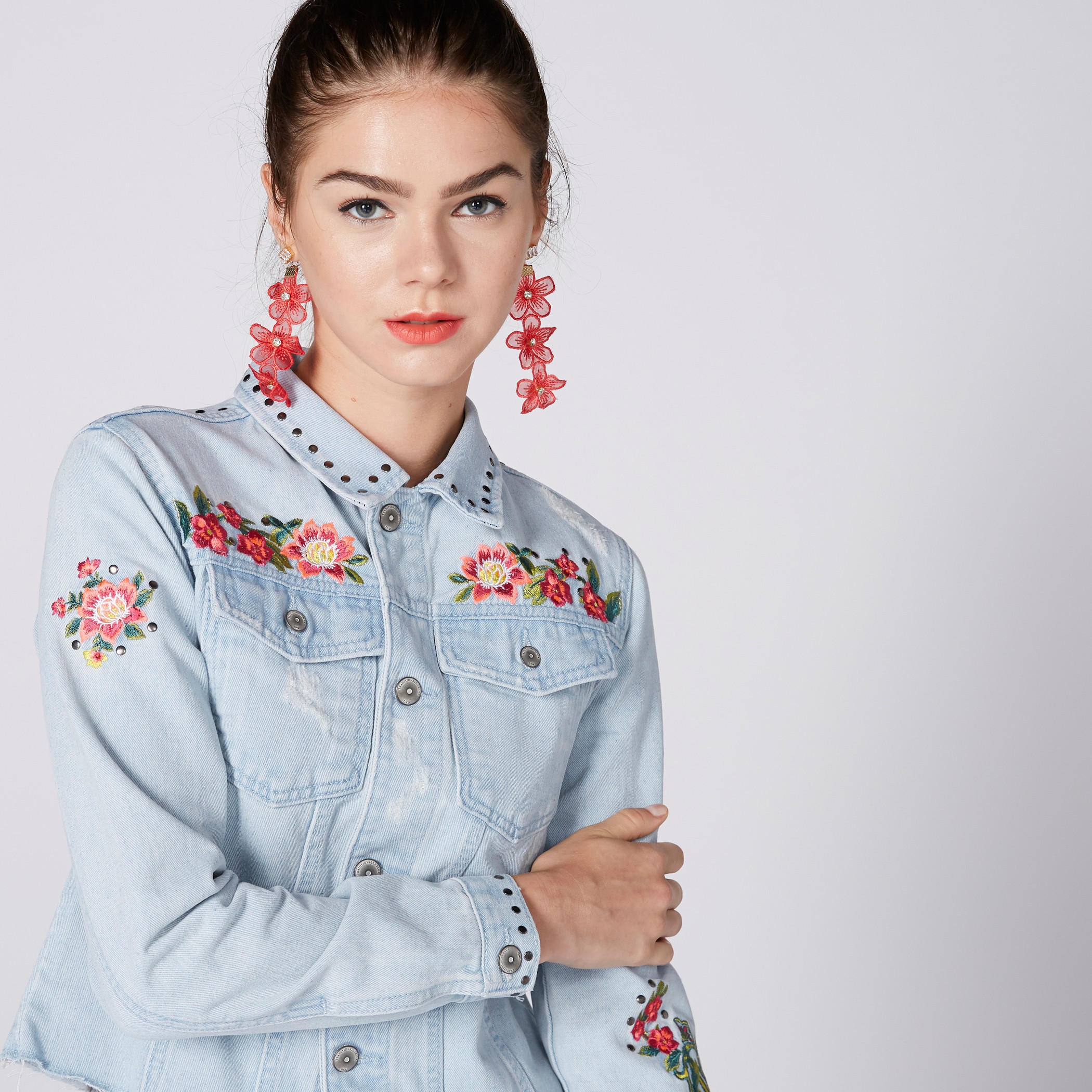 جاكيت من الدينم مرصّع بأكمام طويلة وتطريز-women-winterwear-coatsandjackets-jackets-image-3