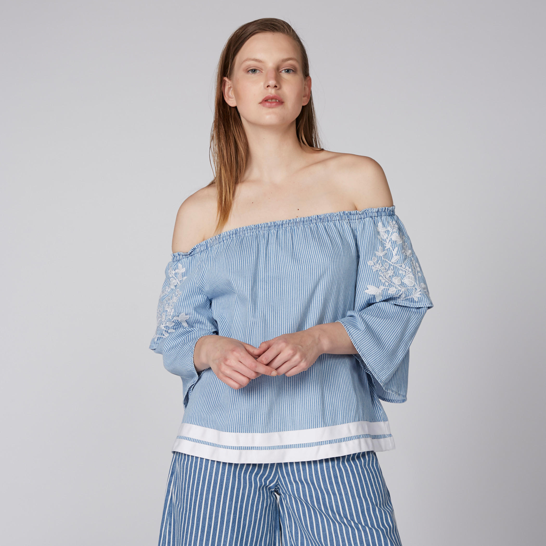 بلوزة مطرّزة مكشوفة الأكتاف بأكمام واسعة-women-clothing-shirtsandblouses-blouses-image-1