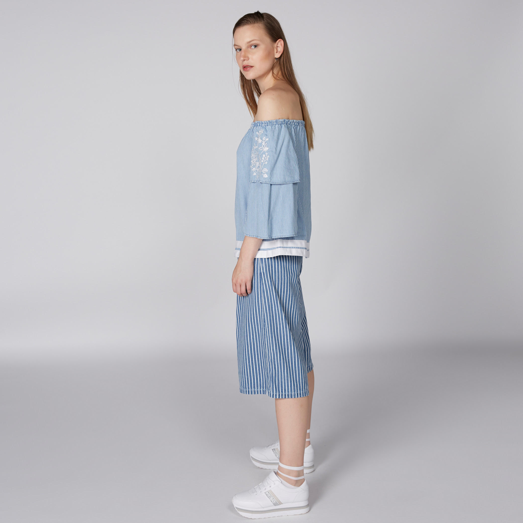 بلوزة مطرّزة مكشوفة الأكتاف بأكمام واسعة-women-clothing-shirtsandblouses-blouses-image-3