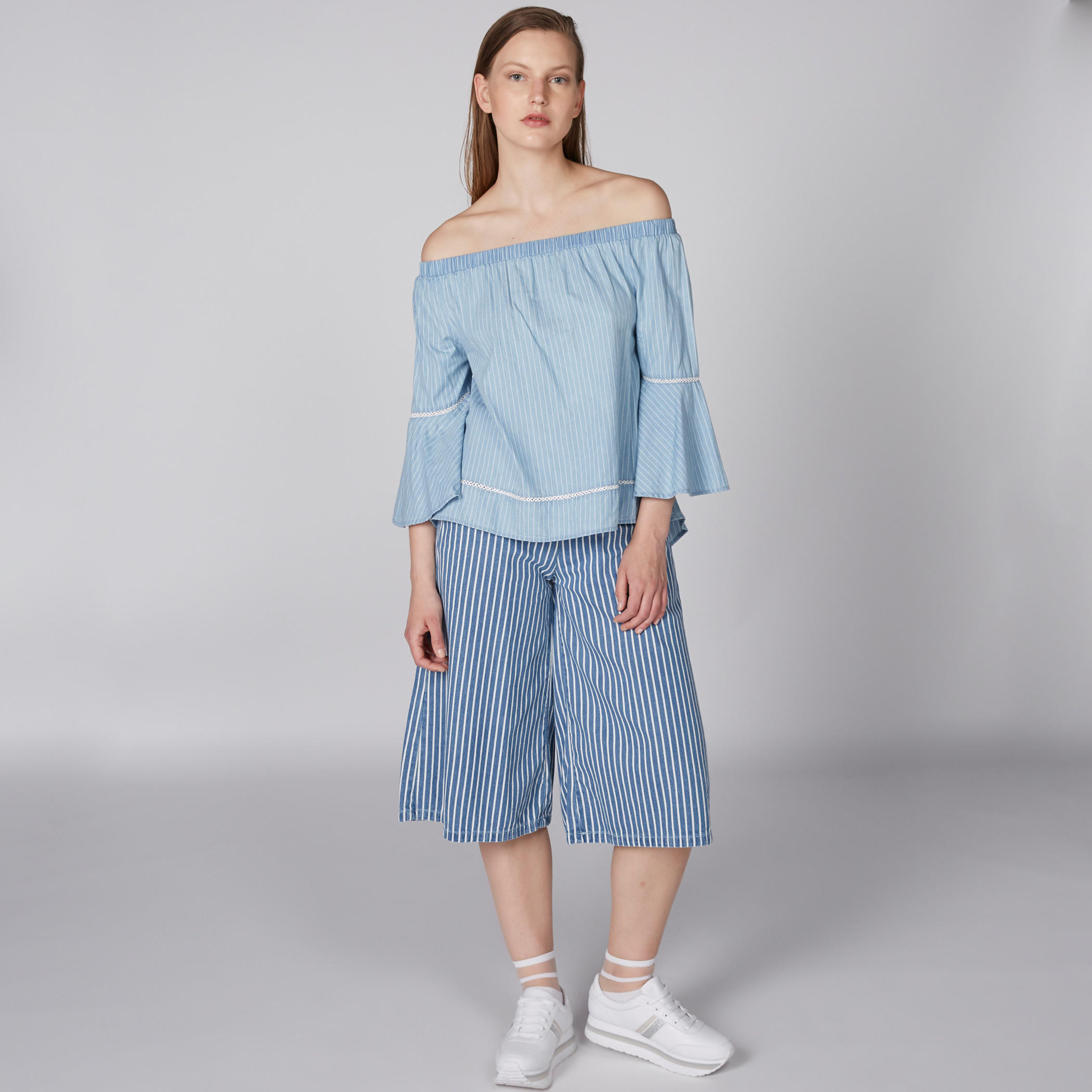 بلوزة مقلّمة بأكتاف مكشوفة وأكمام 3/4-women-clothing-shirtsandblouses-blouses-image-1