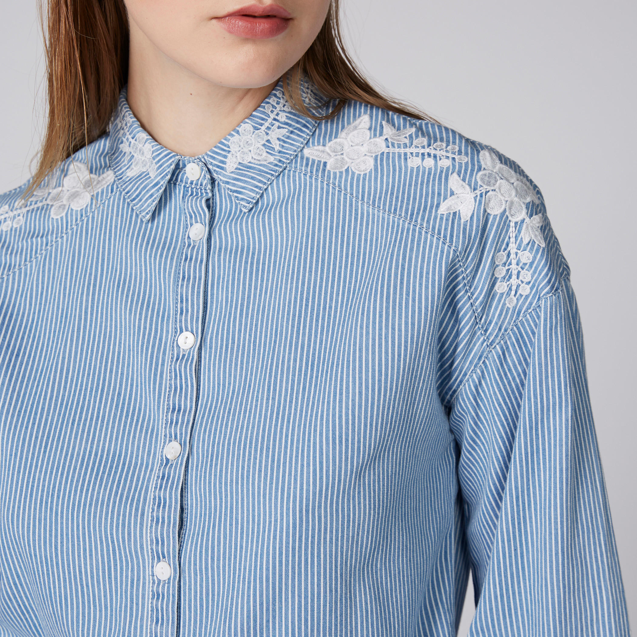 قميص مقلّم ومُطرّز بأكمام طويلة-women-clothing-shirtsandblouses-shirts-image-2