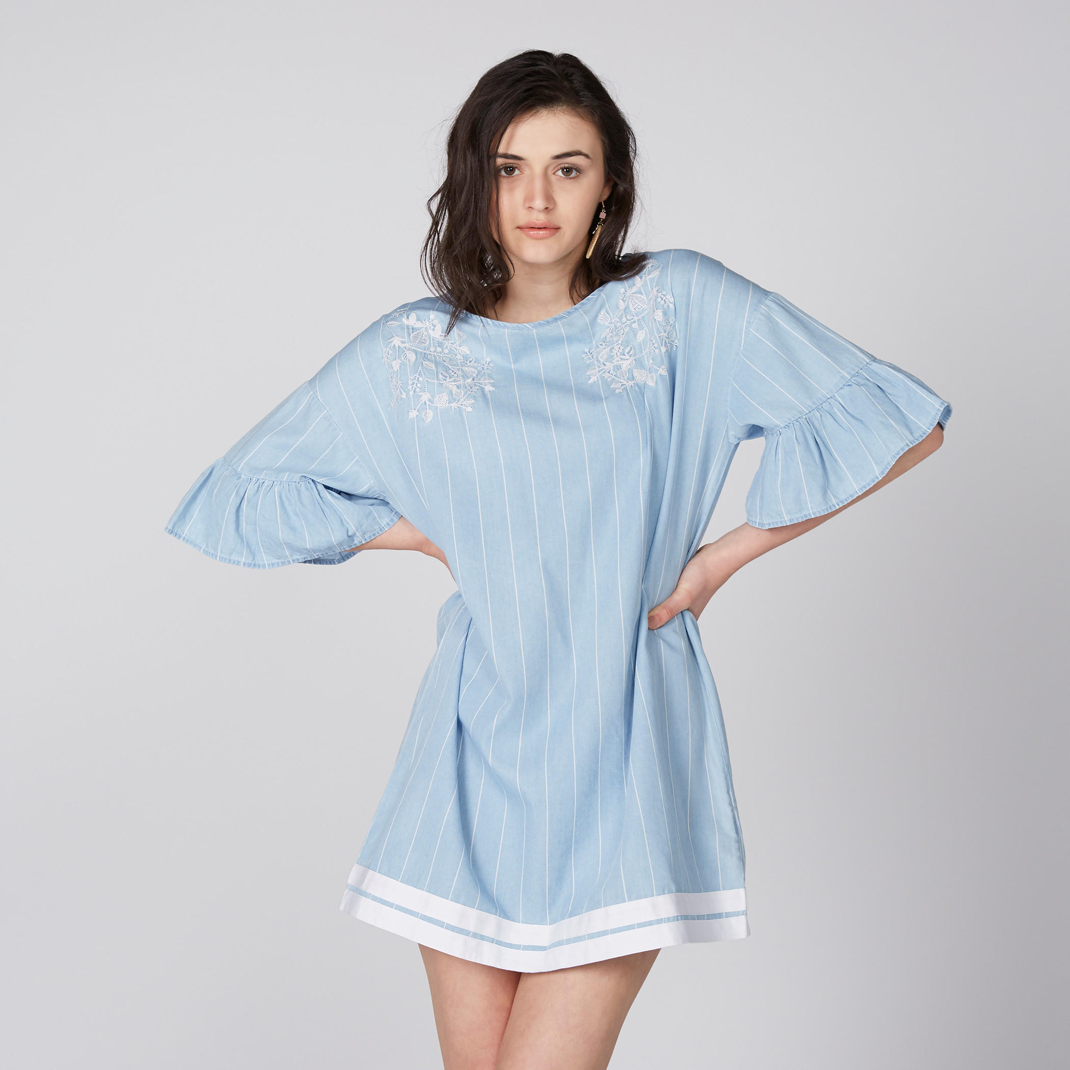 فستان من الدينم قصير ومطرّز بتقليمات وأكمام قصيرة-women-clothing-dresses-image-1