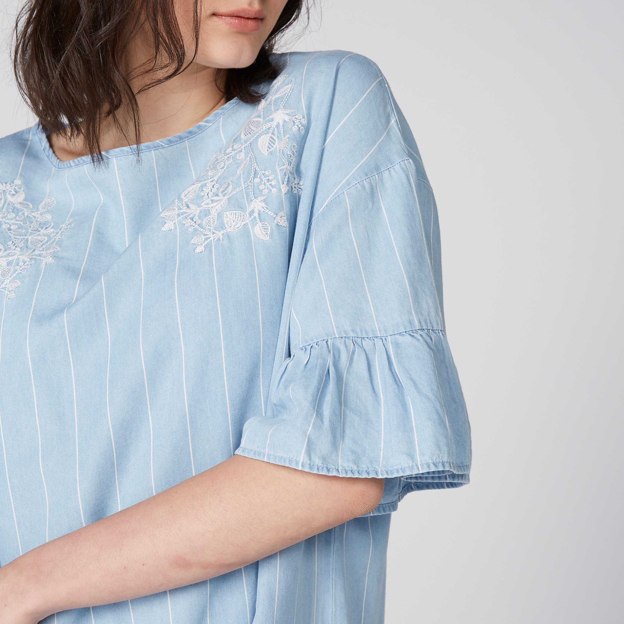 فستان من الدينم قصير ومطرّز بتقليمات وأكمام قصيرة-women-clothing-dresses-image-2