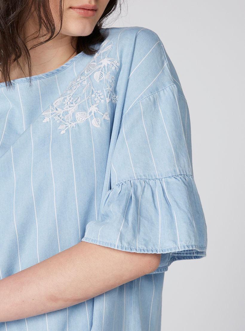فستان من الدينم قصير ومطرّز بتقليمات وأكمام قصيرة-women-clothing-dresses-image-2