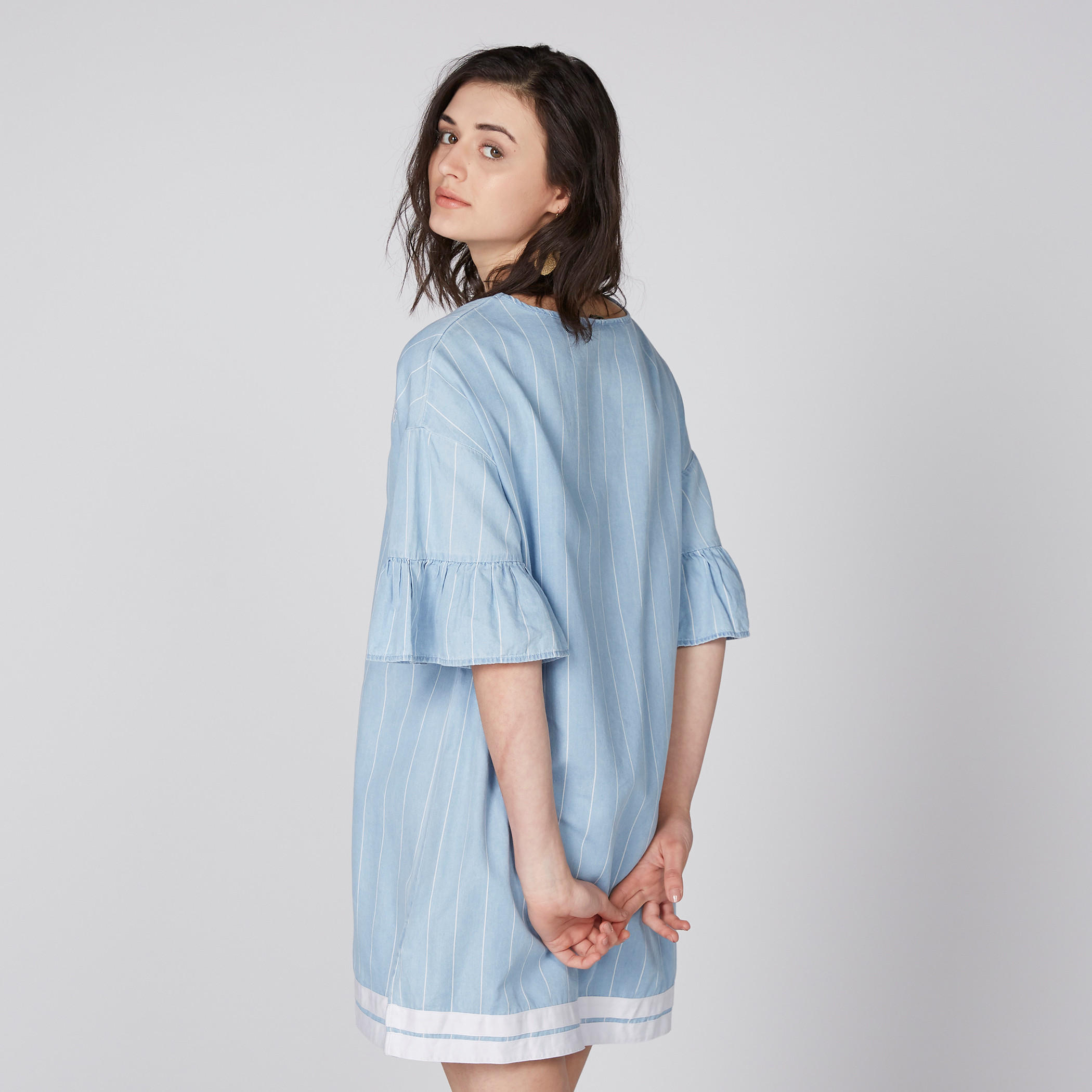 فستان من الدينم قصير ومطرّز بتقليمات وأكمام قصيرة-women-clothing-dresses-image-3