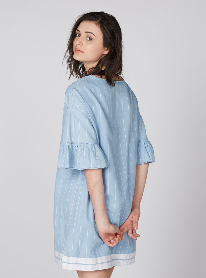 فستان من الدينم قصير ومطرّز بتقليمات وأكمام قصيرة-women-clothing-dresses-image-3