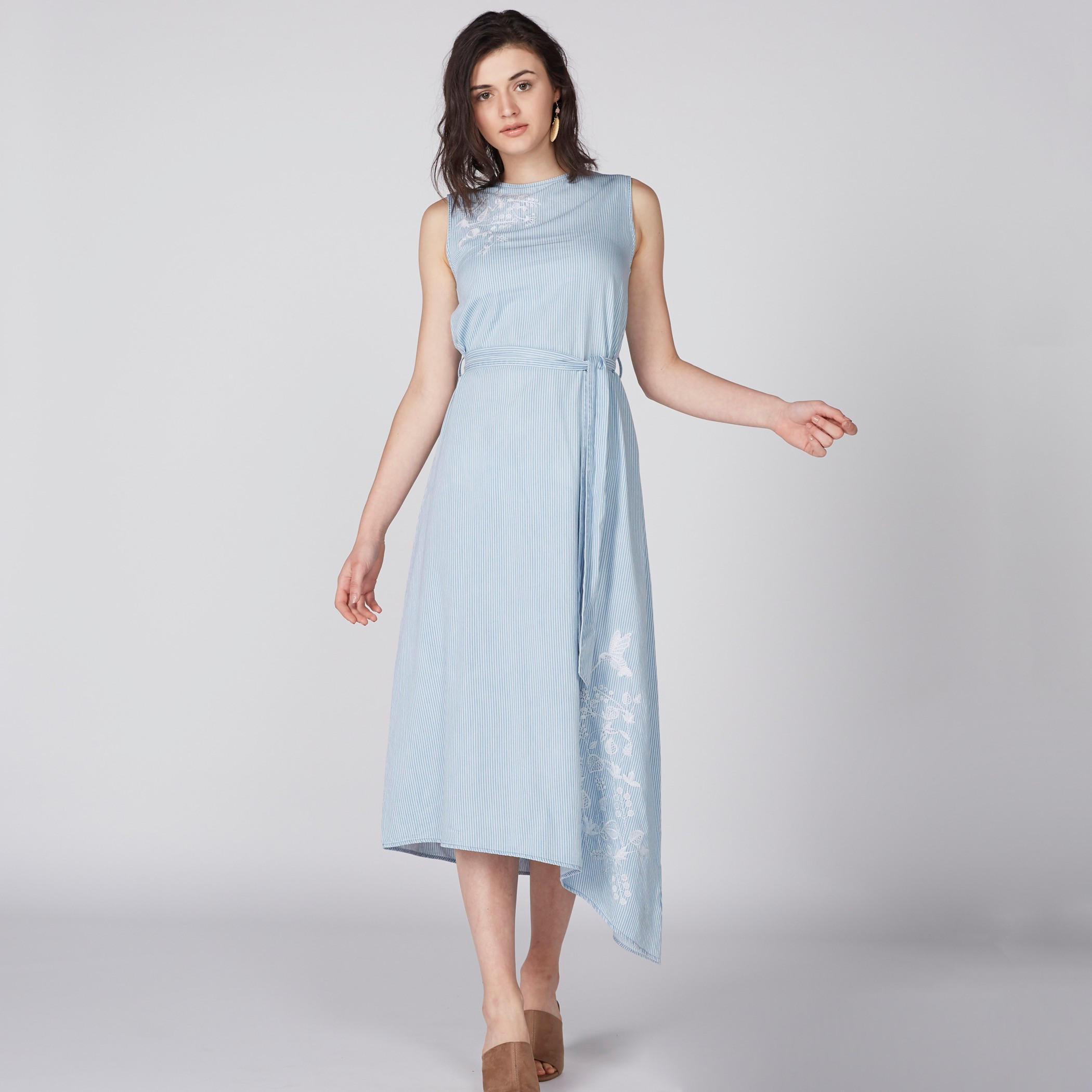 فستان متوسط الطول مقلّم دون أكمام بتطريز وحوّاف غير مستوية-women-clothing-dresses-image-1