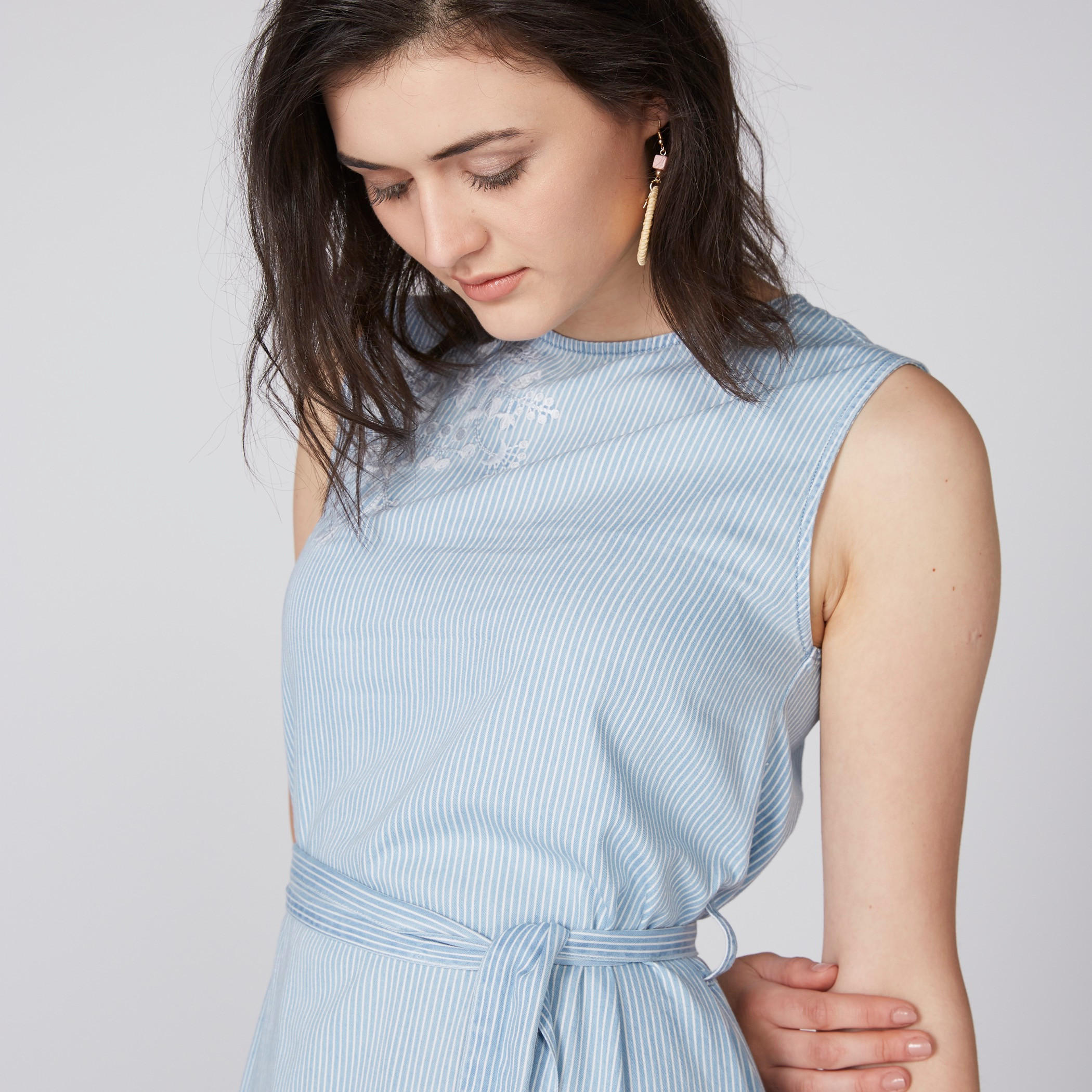 فستان متوسط الطول مقلّم دون أكمام بتطريز وحوّاف غير مستوية-women-clothing-dresses-image-2