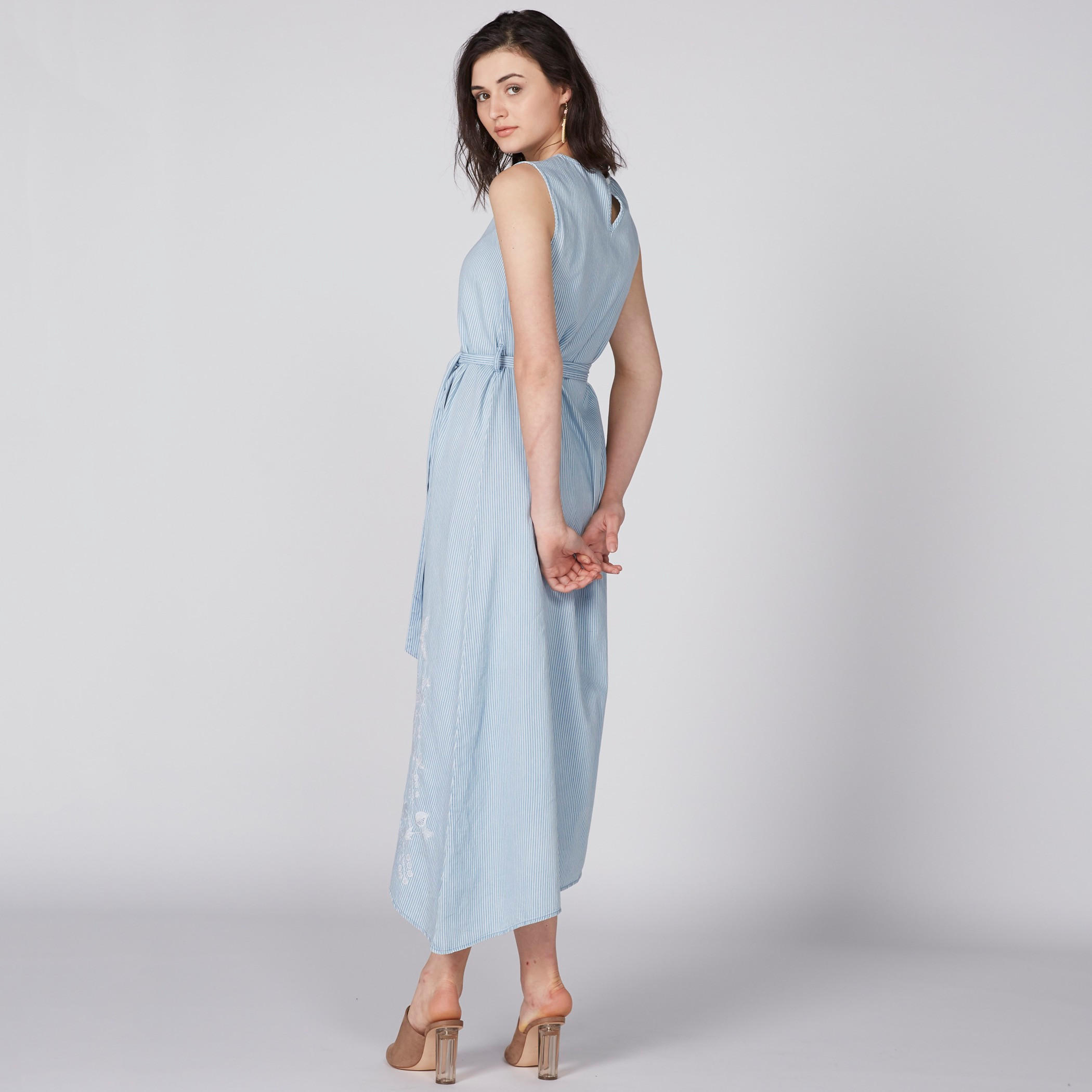 فستان متوسط الطول مقلّم دون أكمام بتطريز وحوّاف غير مستوية-women-clothing-dresses-image-3