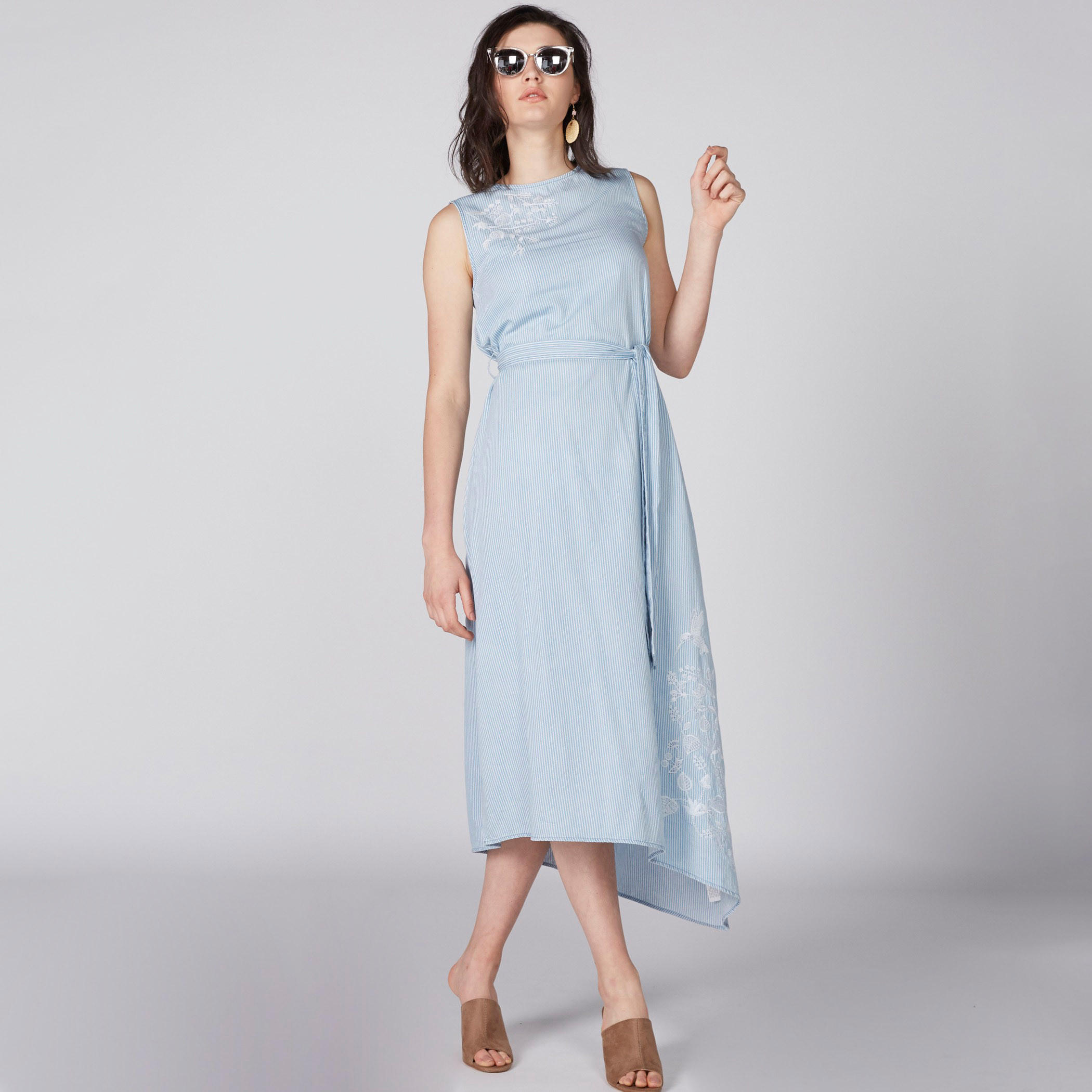 فستان متوسط الطول مقلّم دون أكمام بتطريز وحوّاف غير مستوية-women-clothing-dresses-image-4