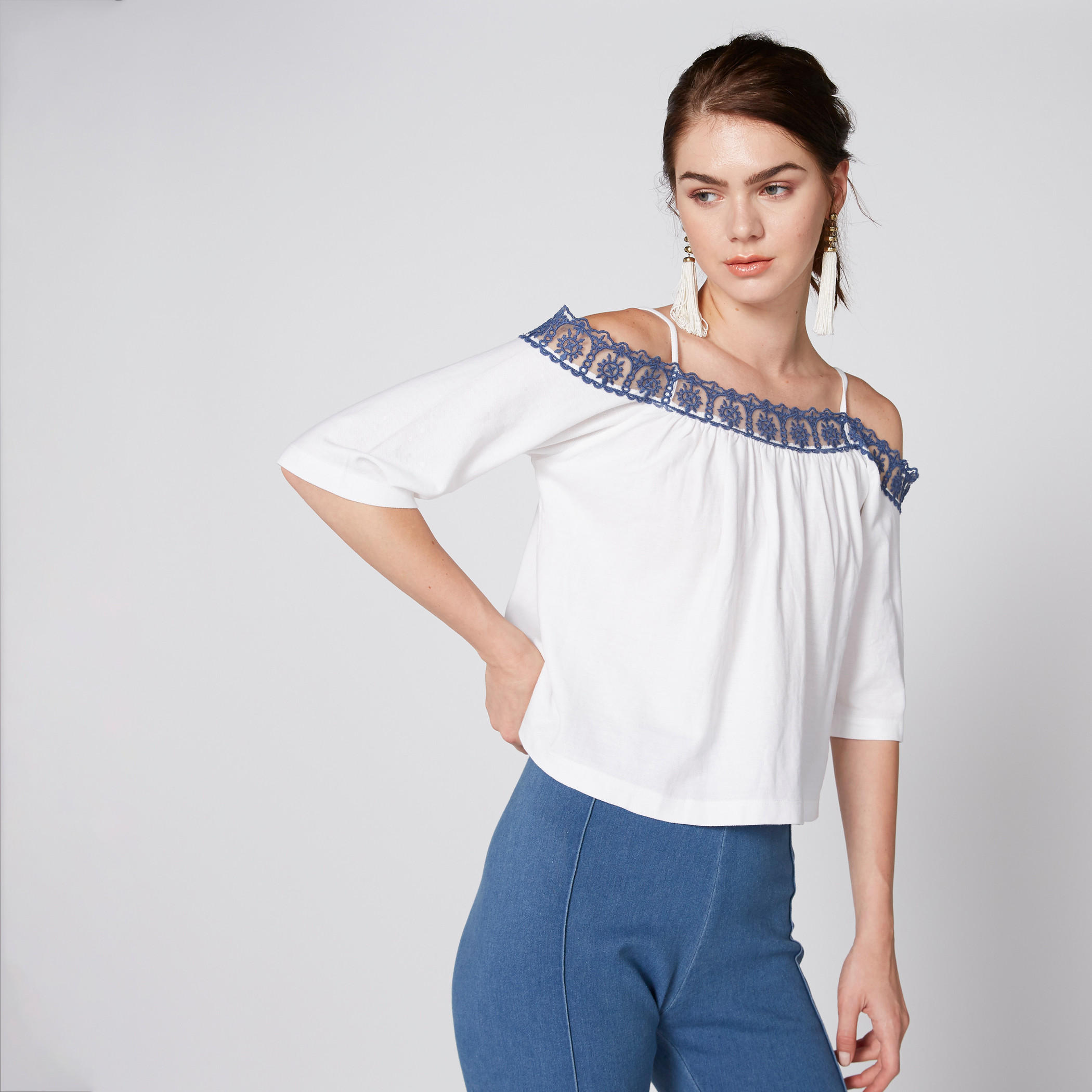 بلوزة مكشوفة الأكتاف بحمّالات رفيعة وتفاصيل دانتيل-women-clothing-shirtsandblouses-blouses-image-1