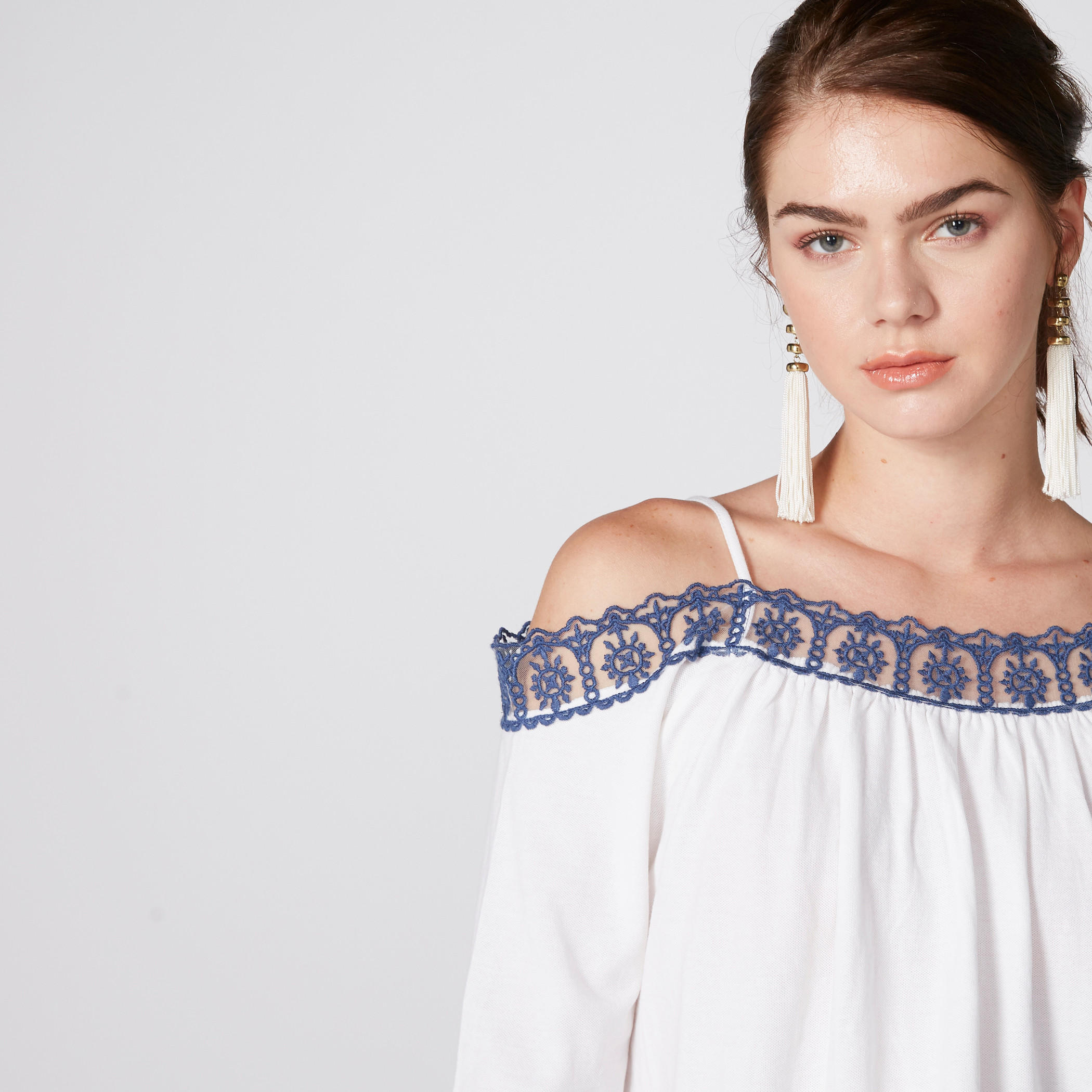 بلوزة مكشوفة الأكتاف بحمّالات رفيعة وتفاصيل دانتيل-women-clothing-shirtsandblouses-blouses-image-2