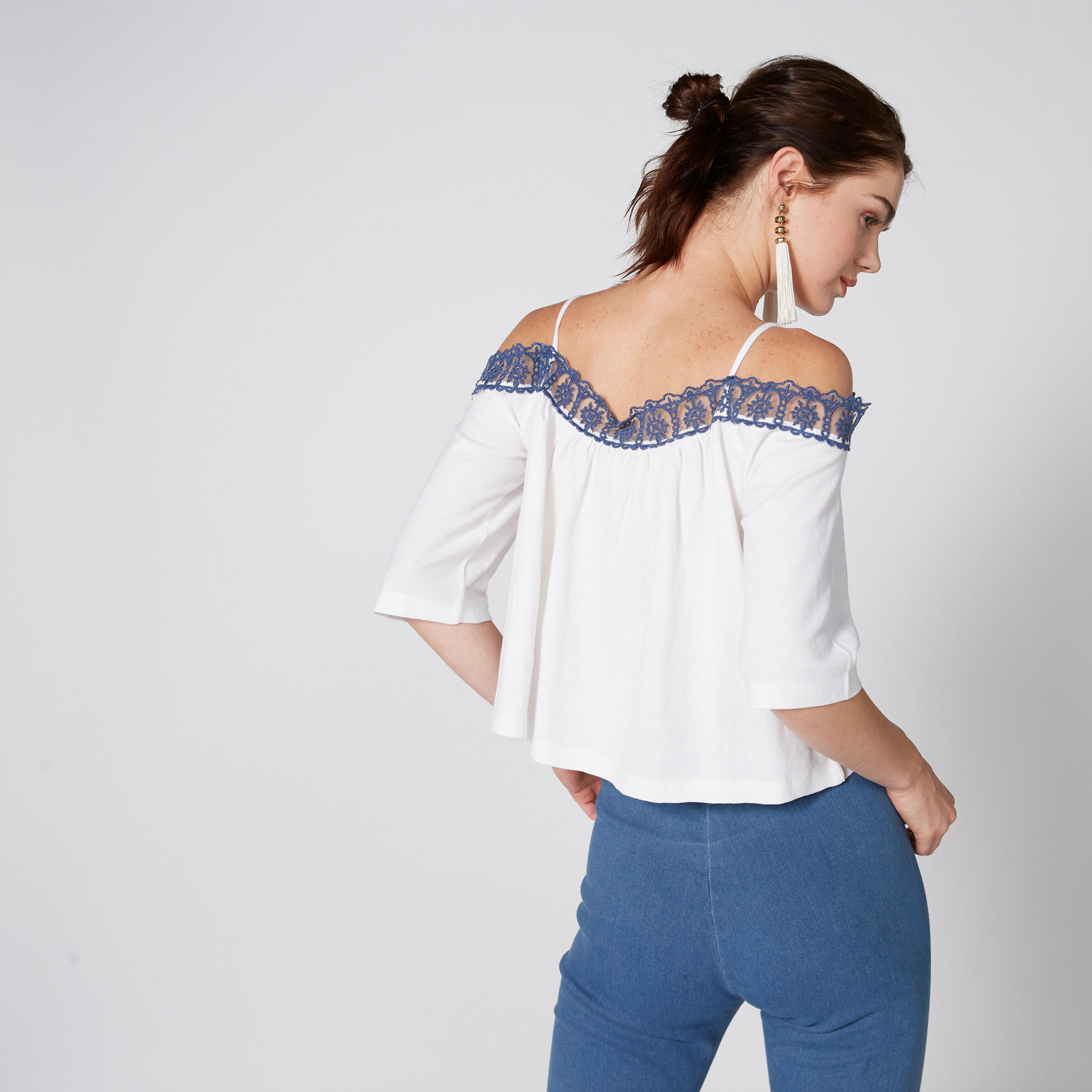 بلوزة مكشوفة الأكتاف بحمّالات رفيعة وتفاصيل دانتيل-women-clothing-shirtsandblouses-blouses-image-3