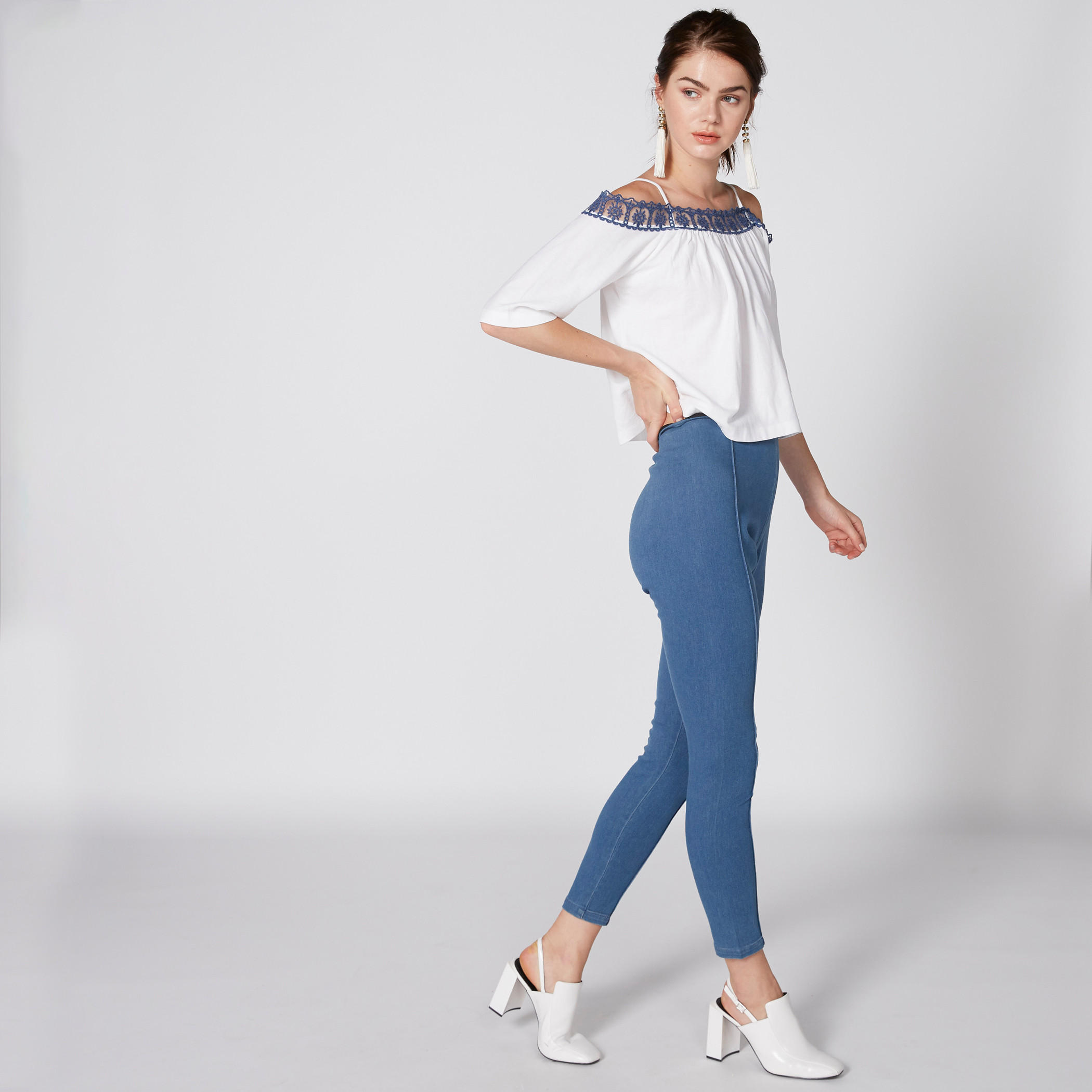 بلوزة مكشوفة الأكتاف بحمّالات رفيعة وتفاصيل دانتيل-women-clothing-shirtsandblouses-blouses-image-4