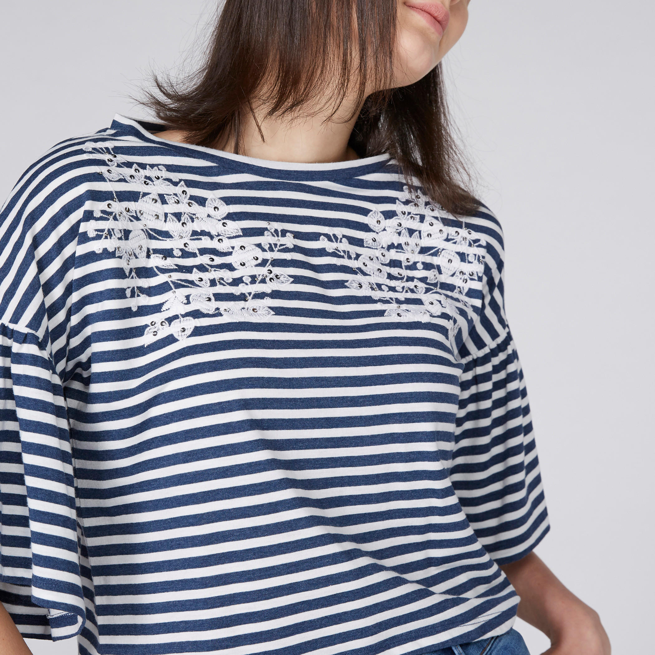 بلوزة قصيرة مطرّزة-women-clothing-shirtsandblouses-blouses-image-2