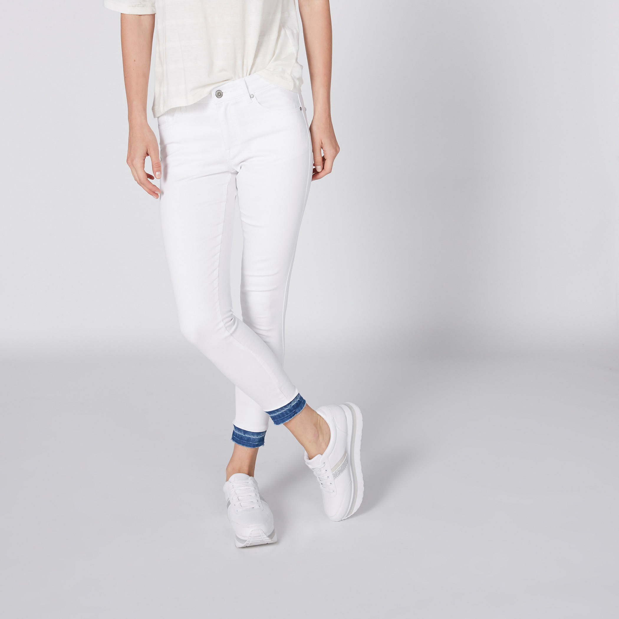 بنطال جينز قصير بجيوب-women-clothing-bottoms-jeans-image-3