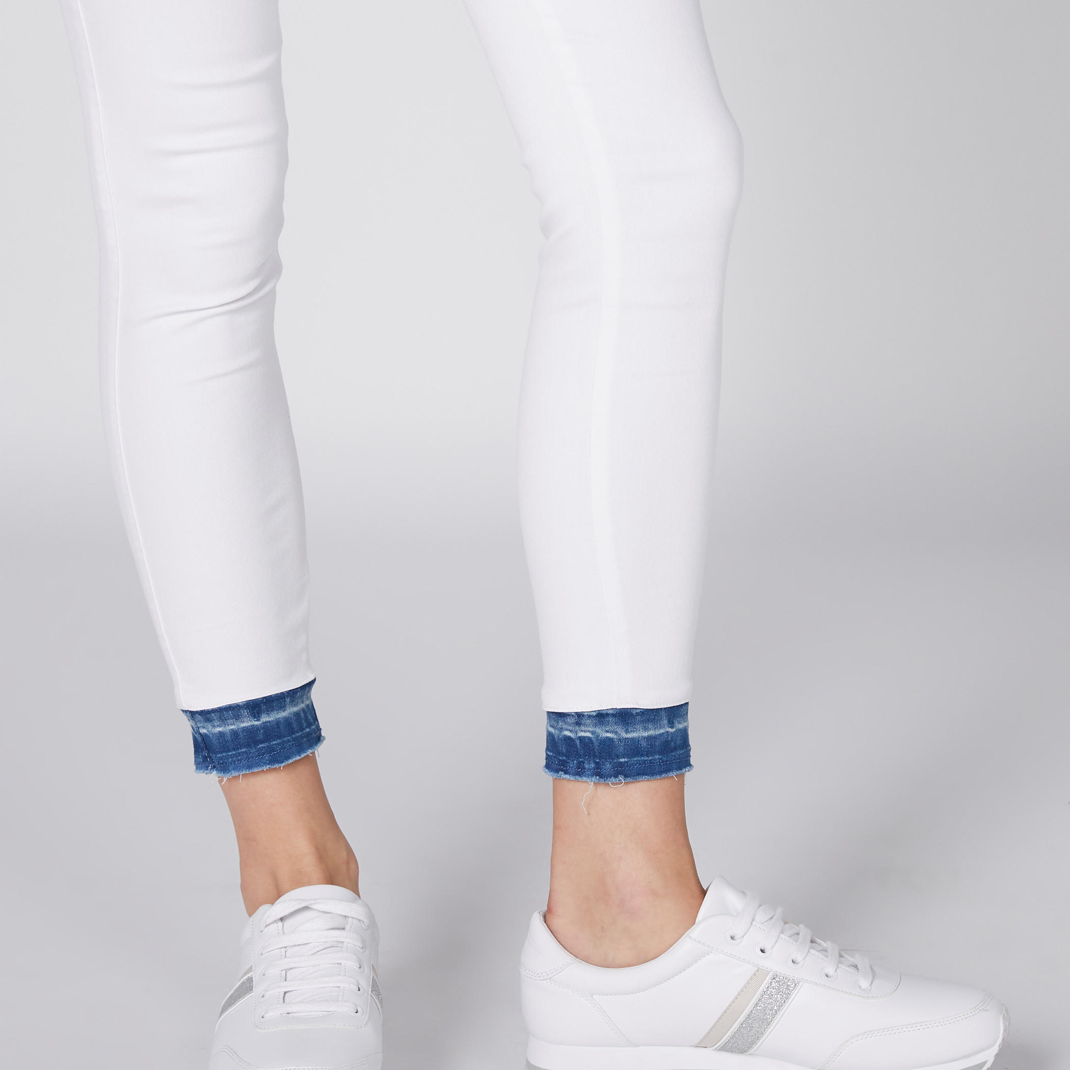 بنطال جينز قصير بجيوب-women-clothing-bottoms-jeans-image-4