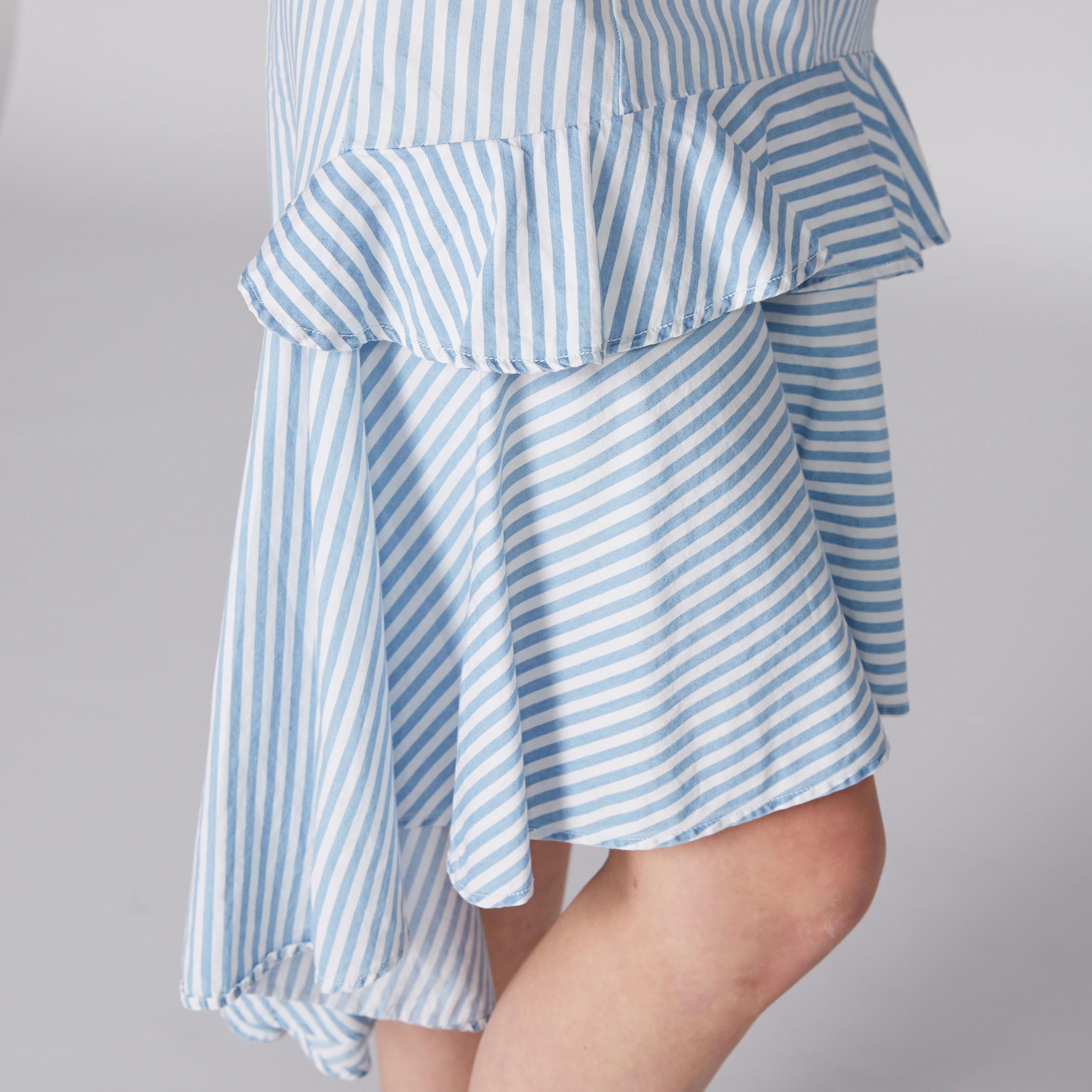 تنورة متوسطة الطول ومقلّمة بحوّاف غير مستوية وتفاصيل كشكش-women-clothing-bottoms-skirts-image-2
