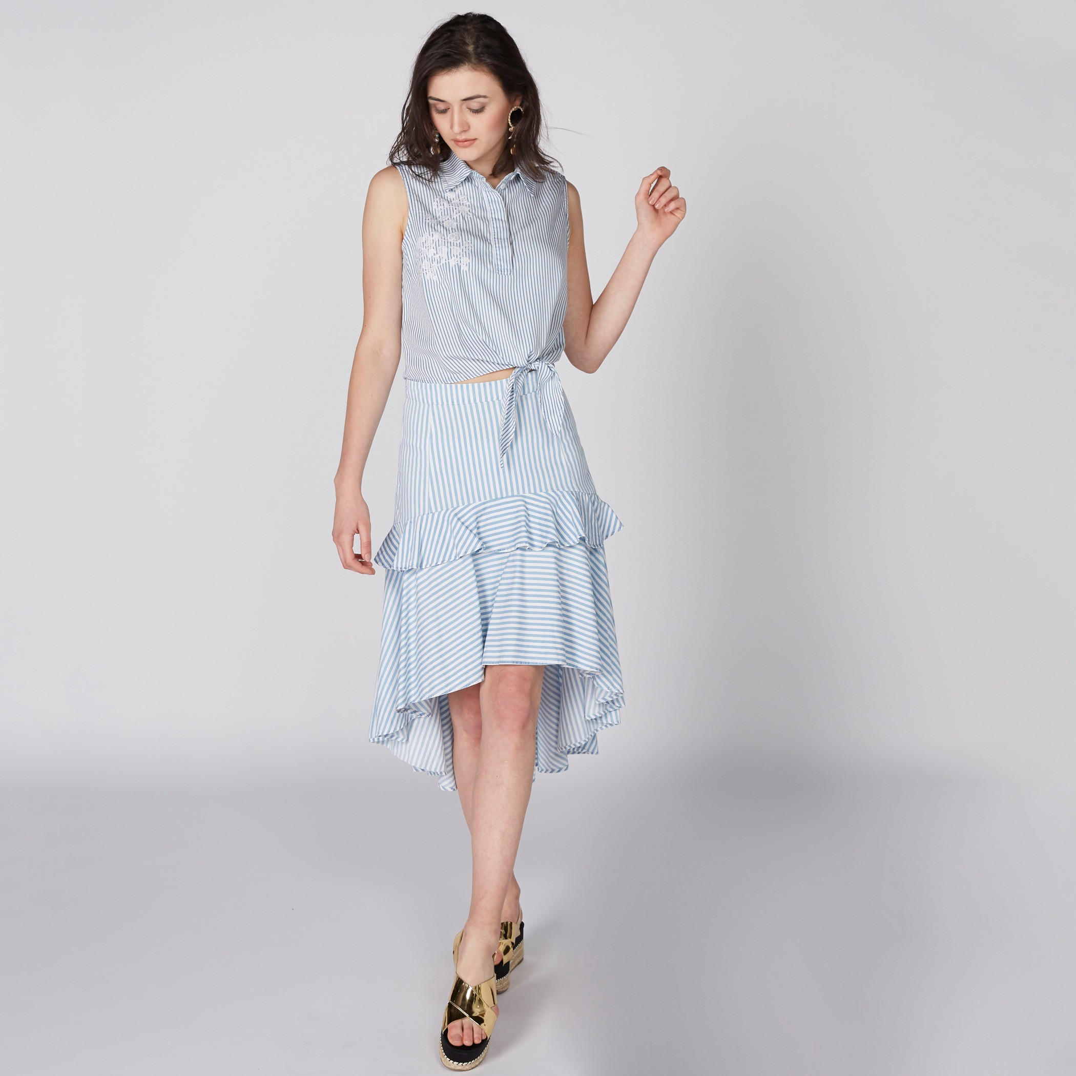 تنورة متوسطة الطول ومقلّمة بحوّاف غير مستوية وتفاصيل كشكش-women-clothing-bottoms-skirts-image-3