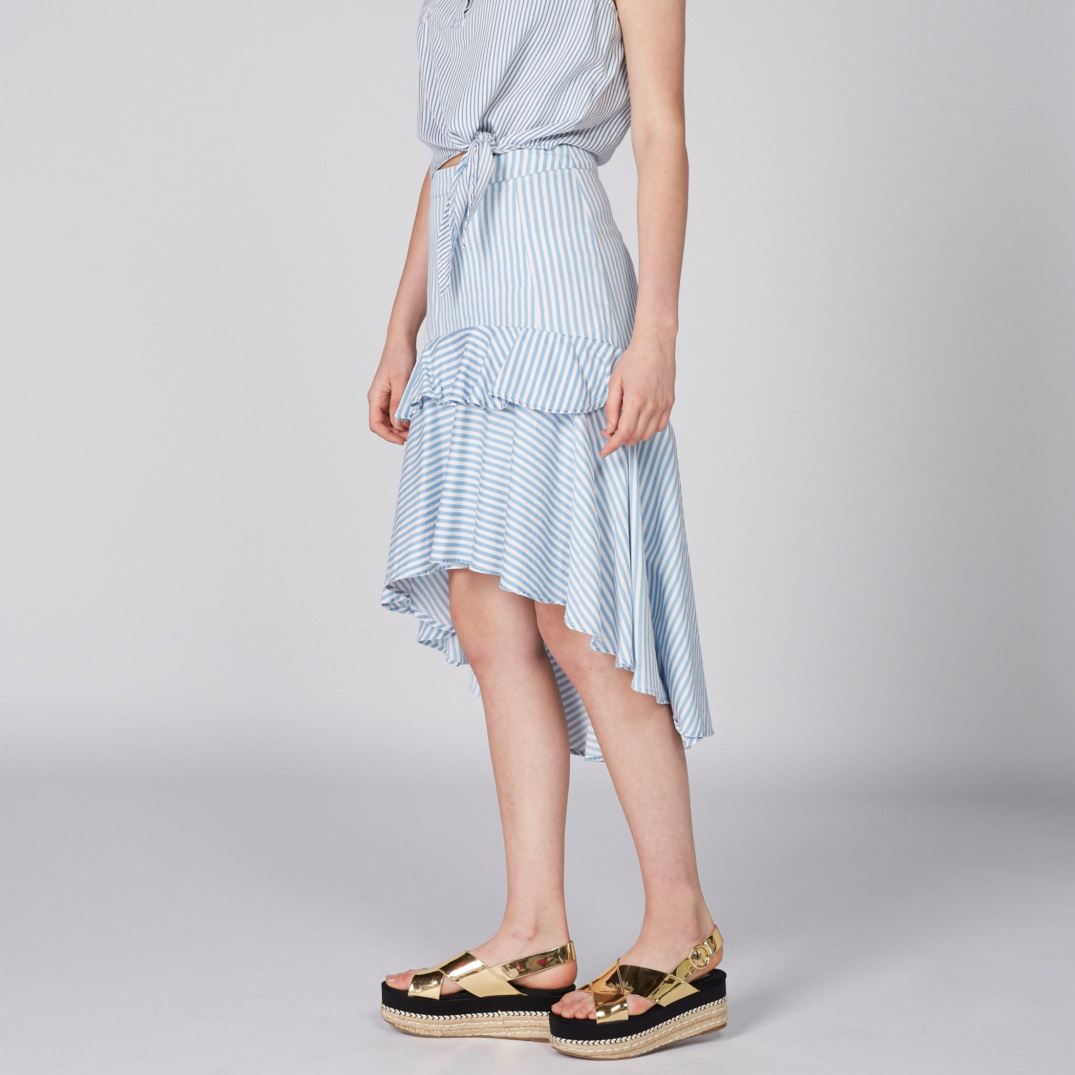 تنورة متوسطة الطول ومقلّمة بحوّاف غير مستوية وتفاصيل كشكش-women-clothing-bottoms-skirts-image-4