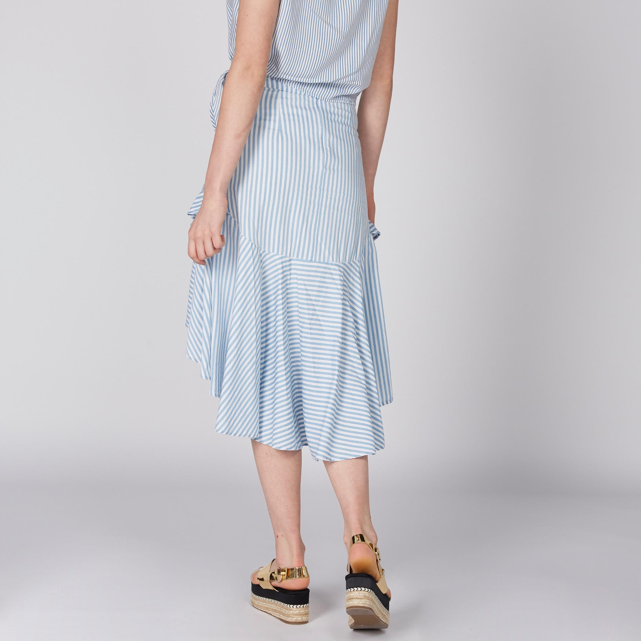 تنورة متوسطة الطول ومقلّمة بحوّاف غير مستوية وتفاصيل كشكش-women-clothing-bottoms-skirts-image-5