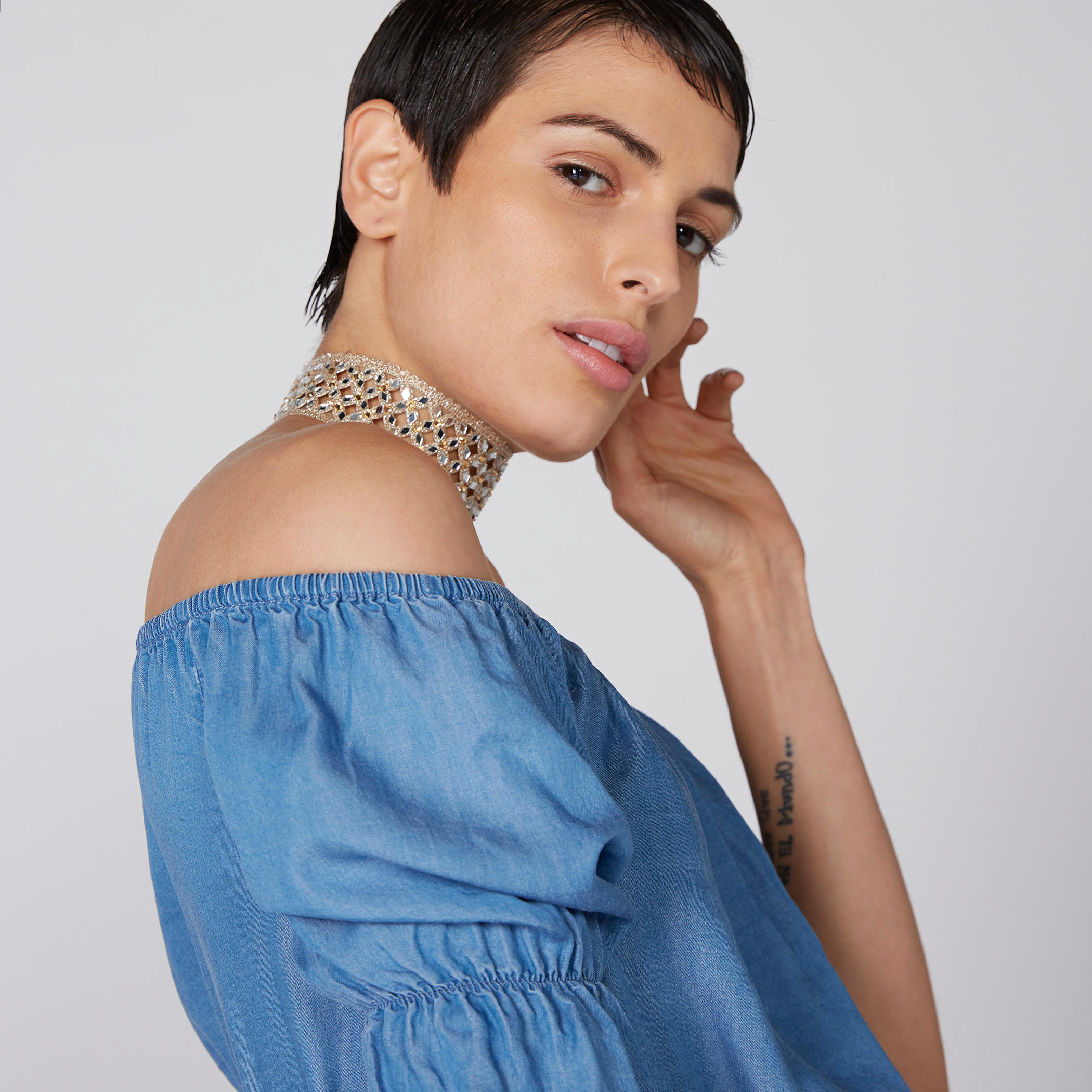 بلوزة قصيرة من الدينم بأكتاف مكشوفة-women-clothing-shirtsandblouses-blouses-image-1
