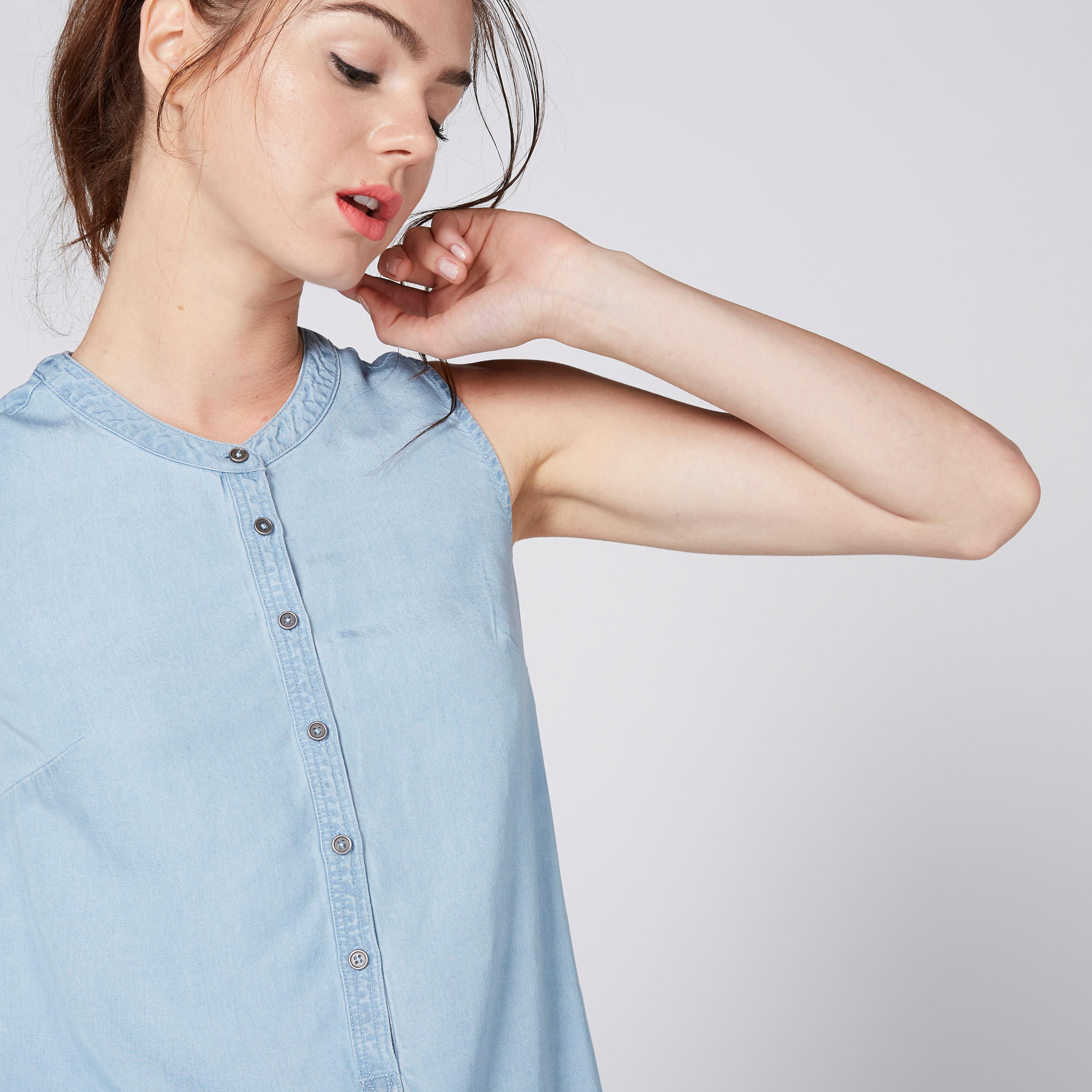 تونيك من الدينم دون أكمام بأزرار-women-clothing-shirtsandblouses-blouses-image-1