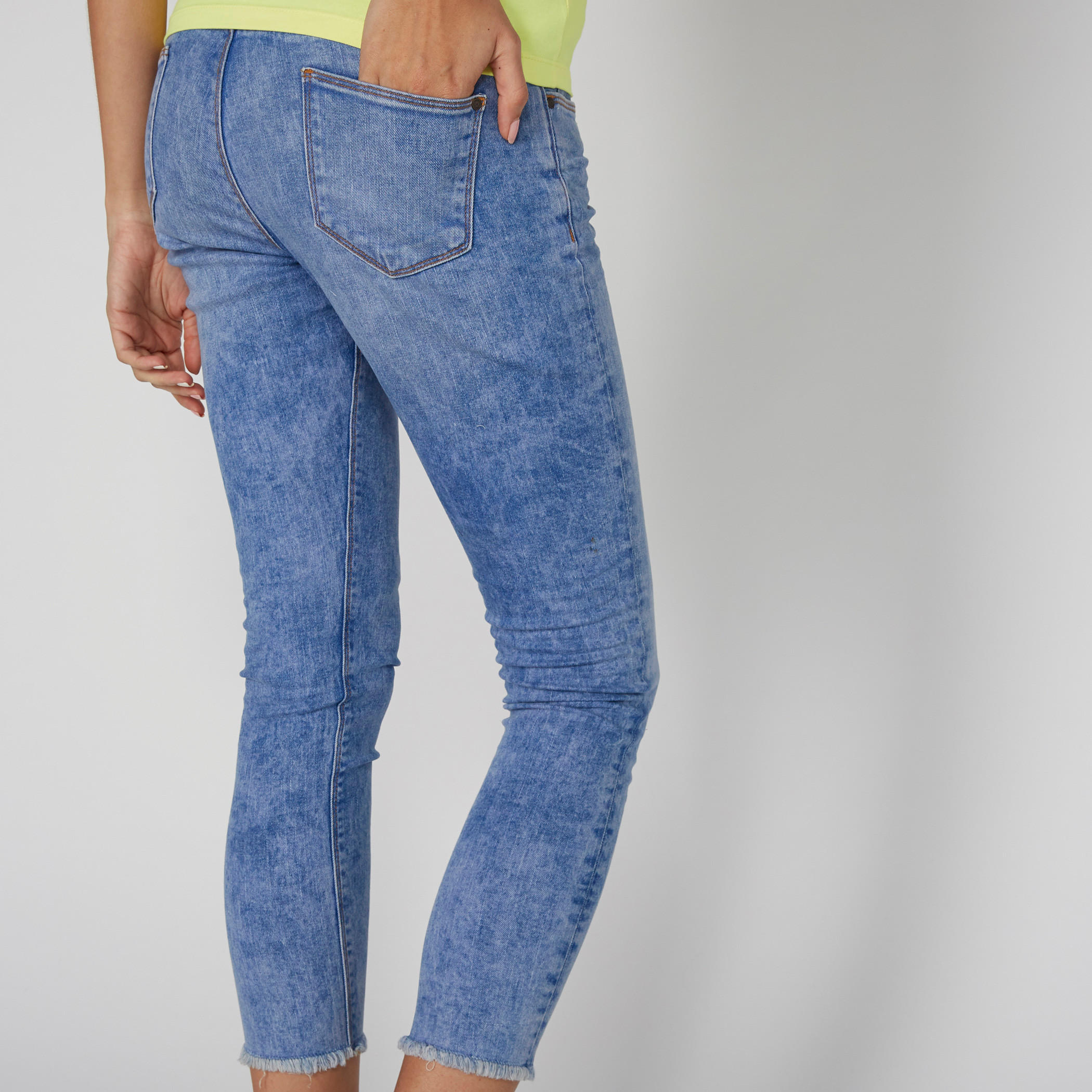 بنطال جينز قصير بجيوب-women-clothing-bottoms-jeans-image-3