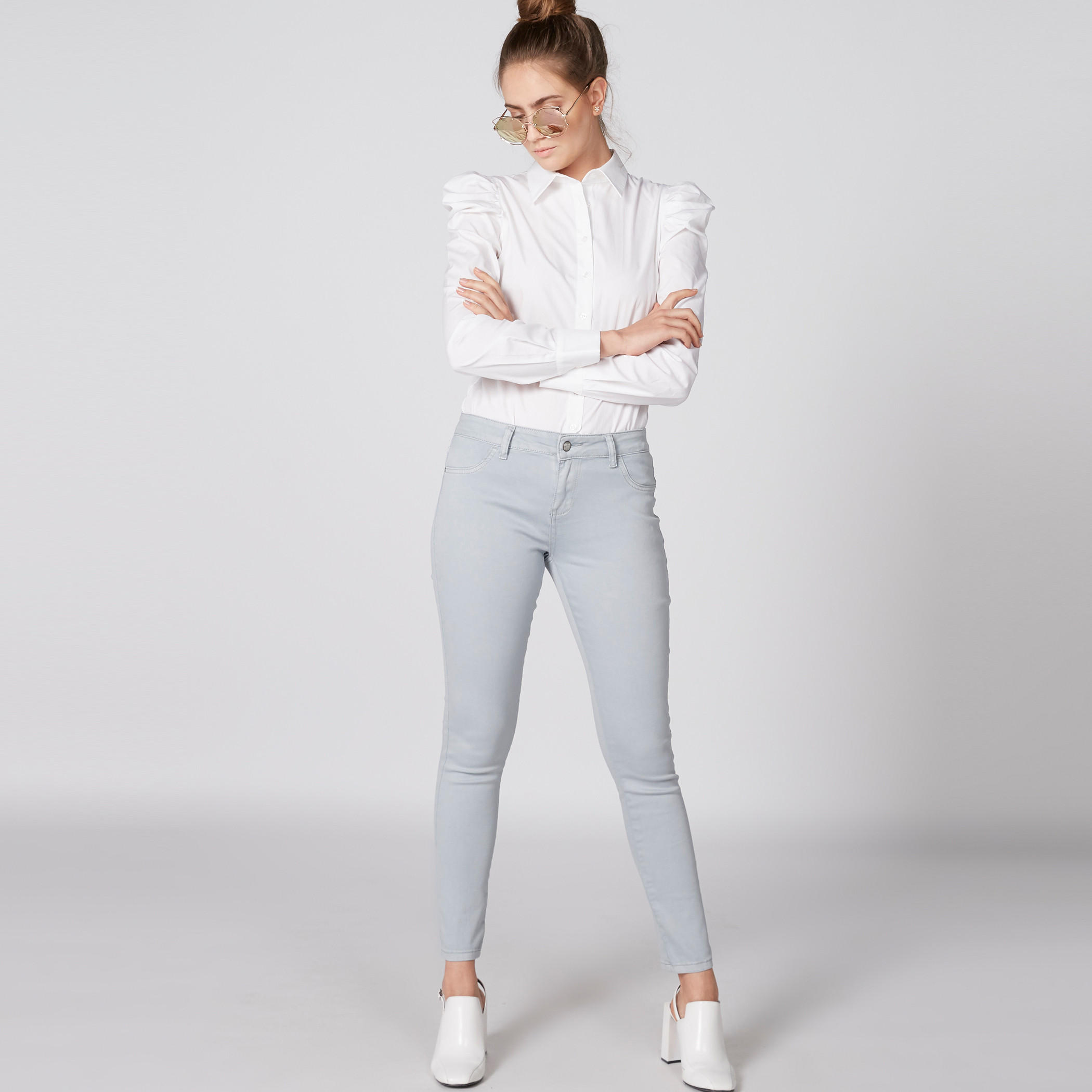 بنطال جينز طويل بزر إغلاق وجيوب-women-clothing-bottoms-jeans-image-1