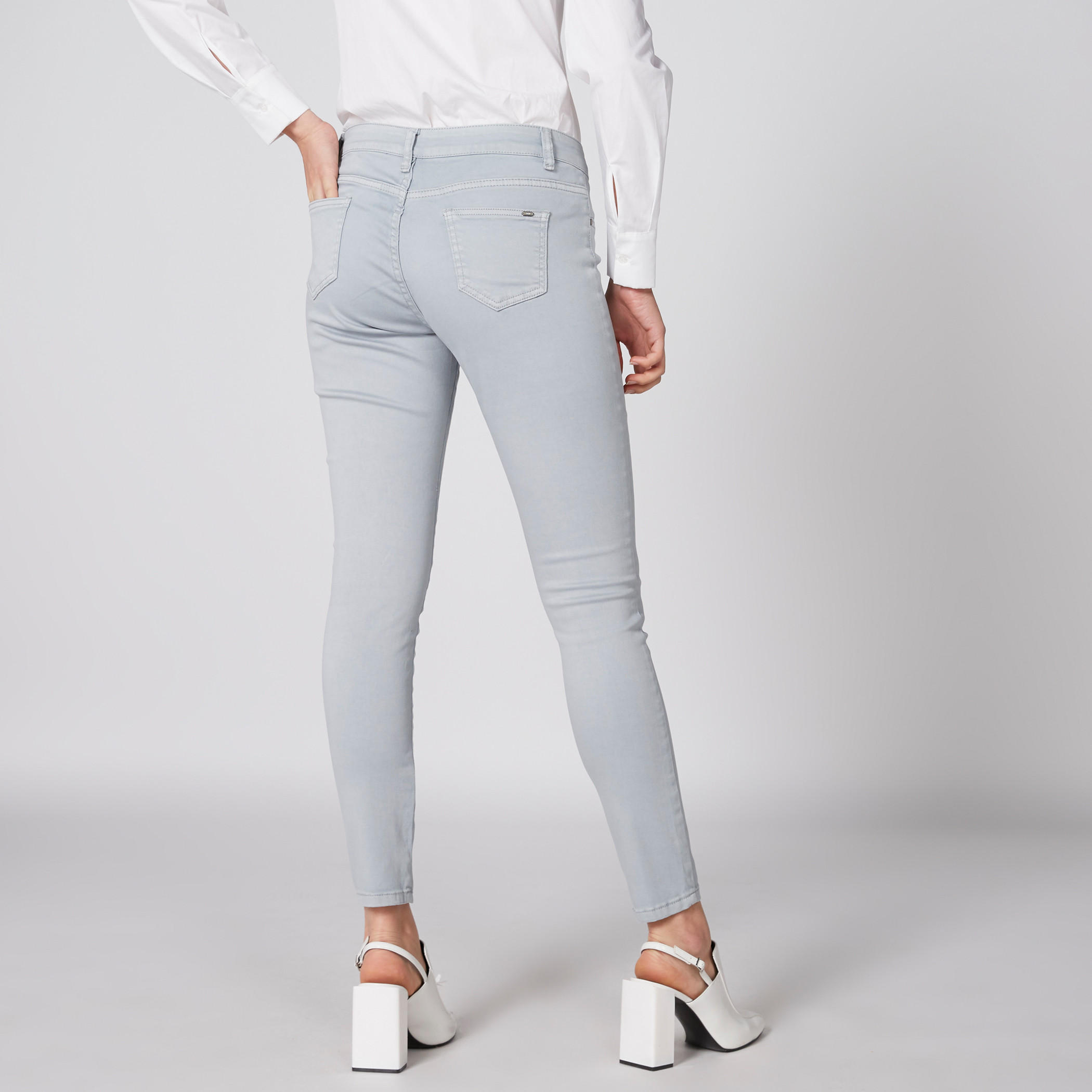 بنطال جينز طويل بزر إغلاق وجيوب-women-clothing-bottoms-jeans-image-2