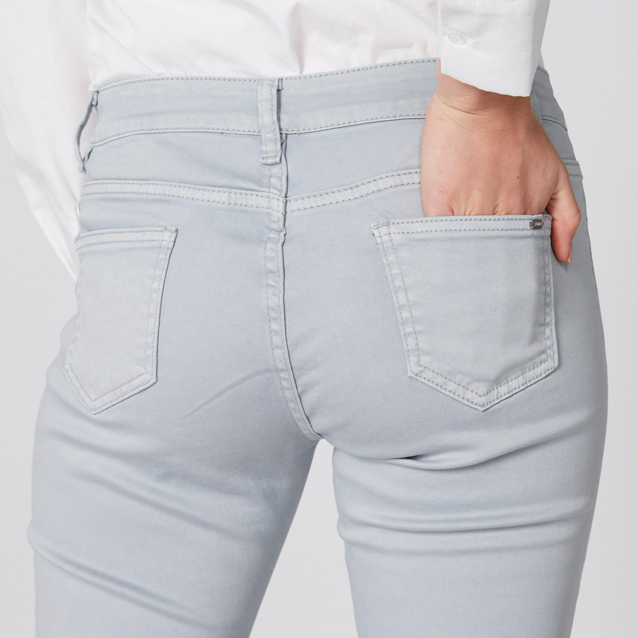 بنطال جينز طويل بزر إغلاق وجيوب-women-clothing-bottoms-jeans-image-4