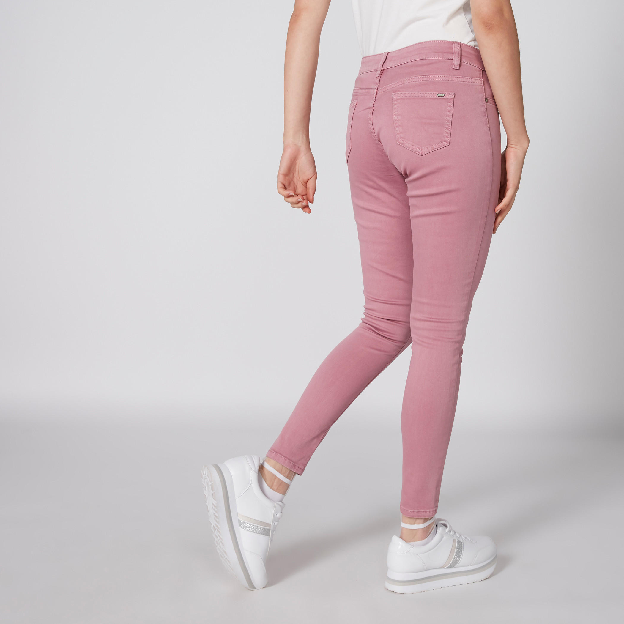 بنطال جينز طويل بزر إغلاق وجيوب-women-clothing-bottoms-jeans-image-2
