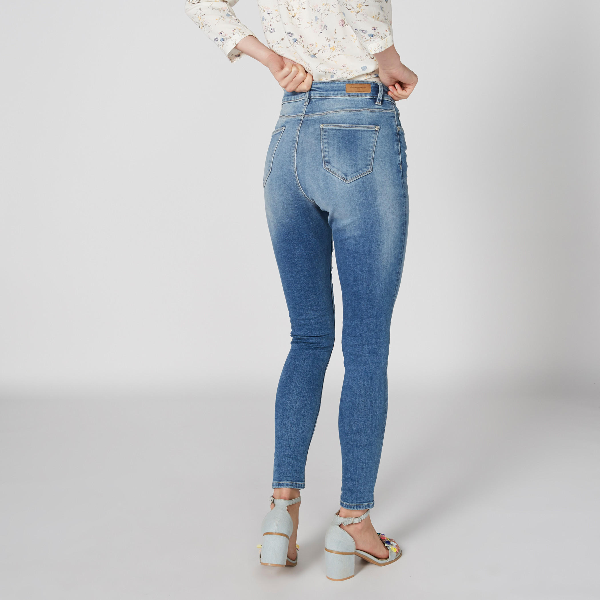 بِنطال جينز طويل بزر إغلاق وجيوب-women-clothing-bottoms-jeans-image-3