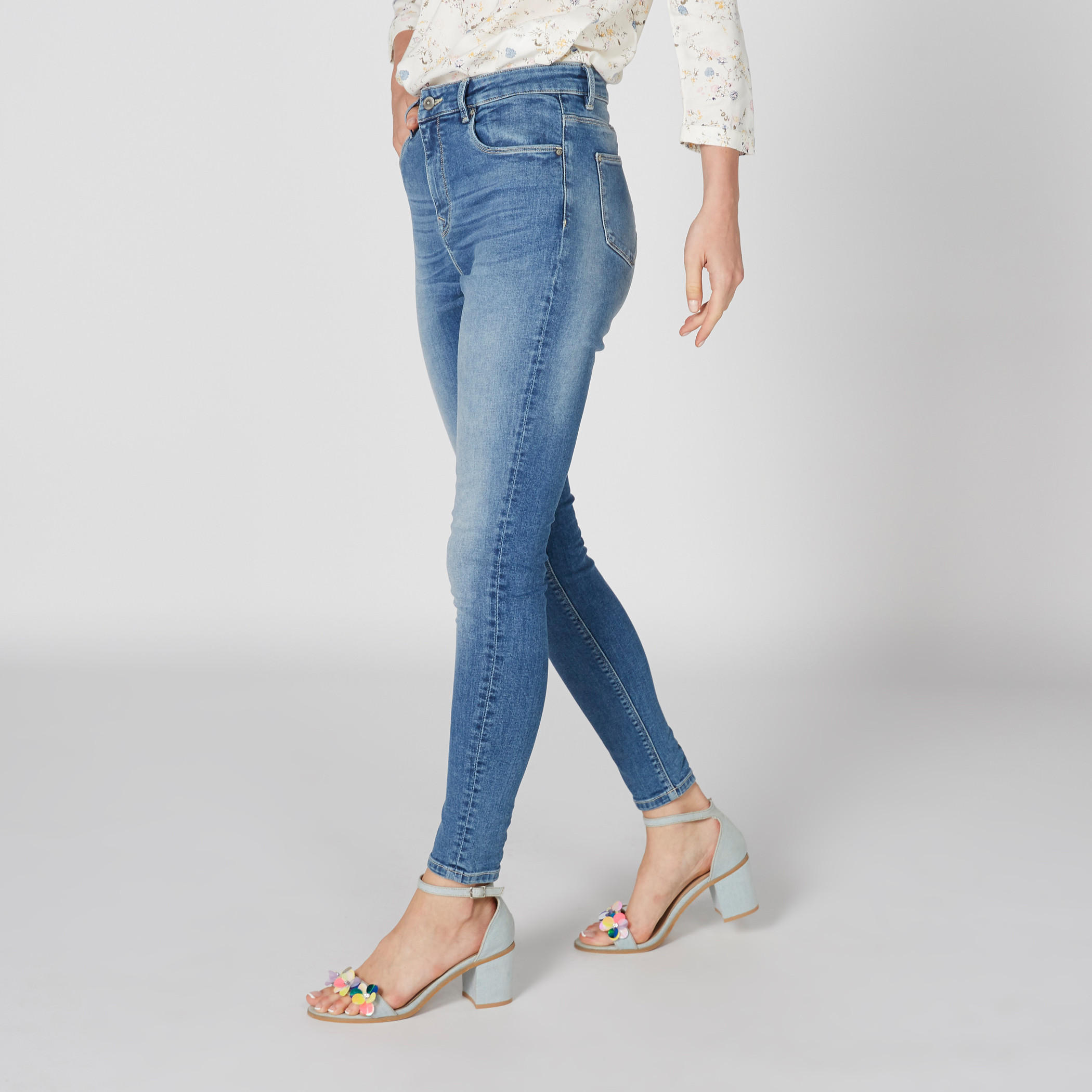 بِنطال جينز طويل بزر إغلاق وجيوب-women-clothing-bottoms-jeans-image-4