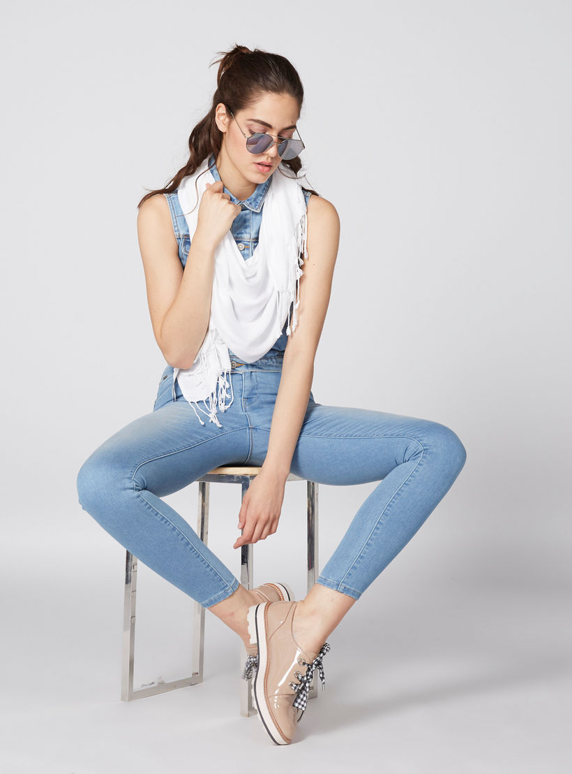 بنطال جينز قصير بزر إغلاق وجيوب-women-clothing-bottoms-jeans-image-1