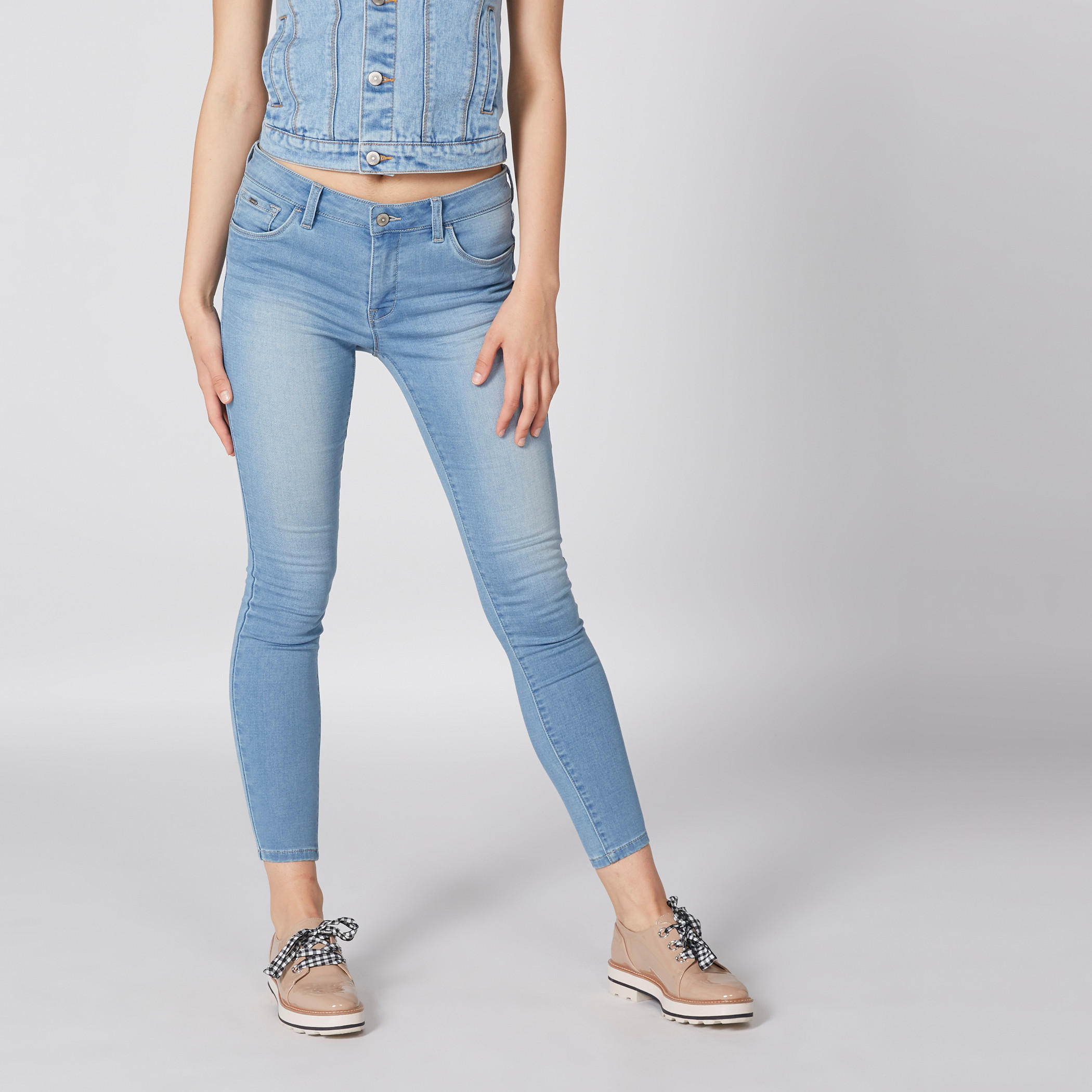 بنطال جينز قصير بزر إغلاق وجيوب-women-clothing-bottoms-jeans-image-2