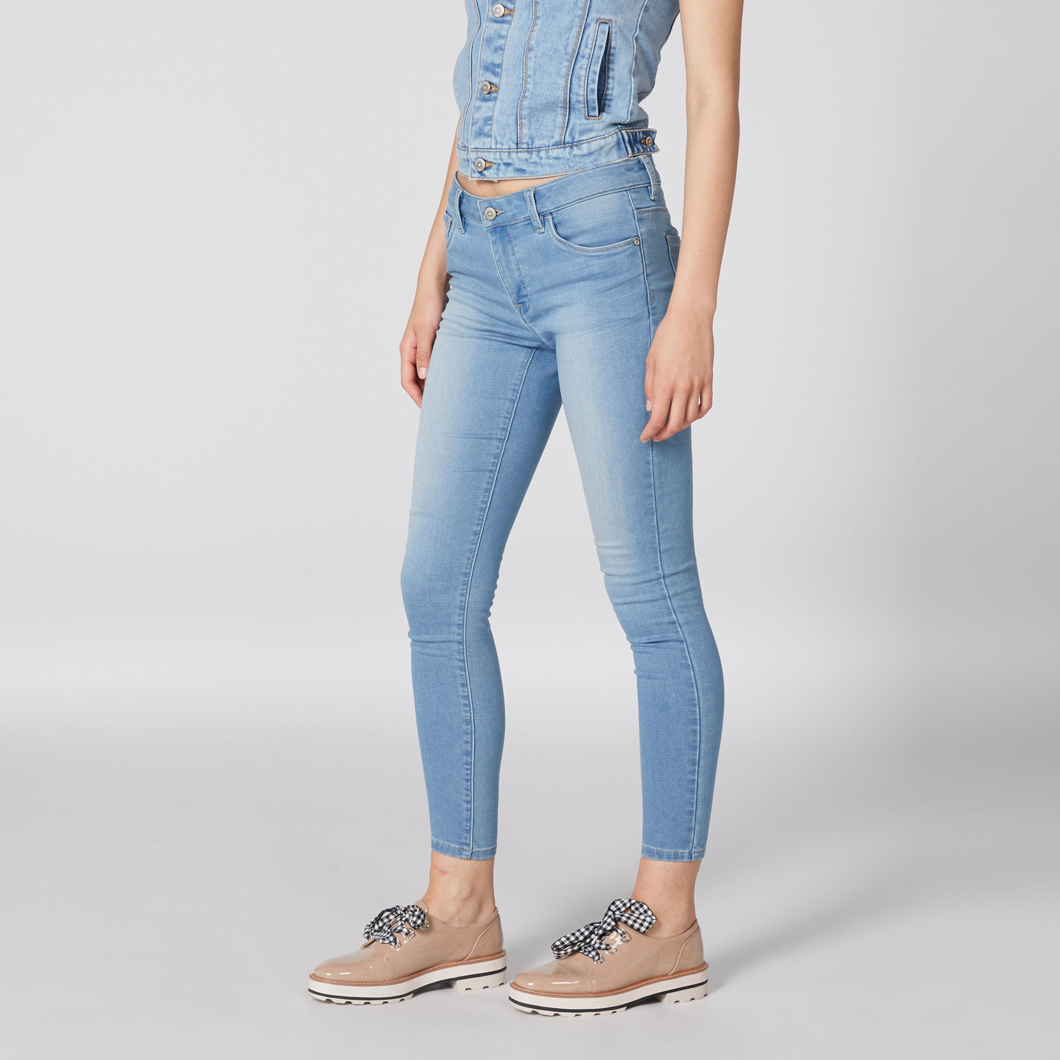 بنطال جينز قصير بزر إغلاق وجيوب-women-clothing-bottoms-jeans-image-4