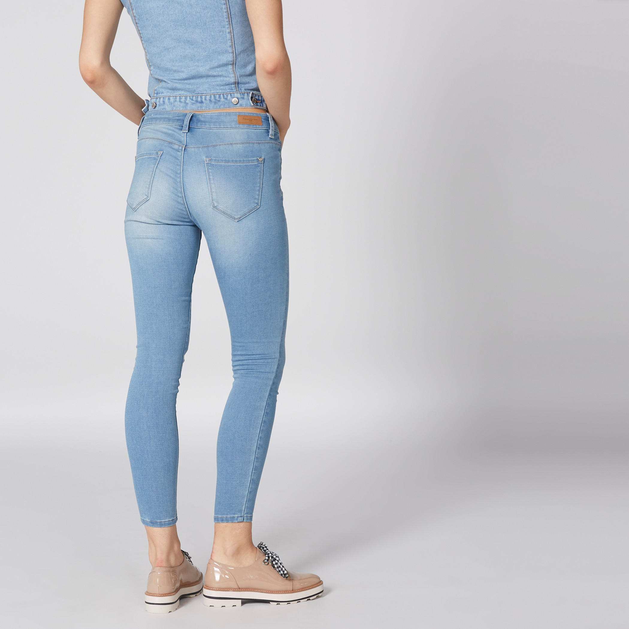 بنطال جينز قصير بزر إغلاق وجيوب-women-clothing-bottoms-jeans-image-5