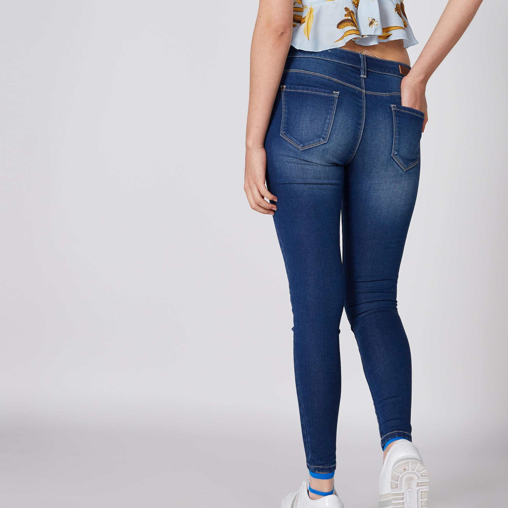 بنطال جينز طويل بزر إغلاق وجيوب-women-clothing-bottoms-jeans-image-2