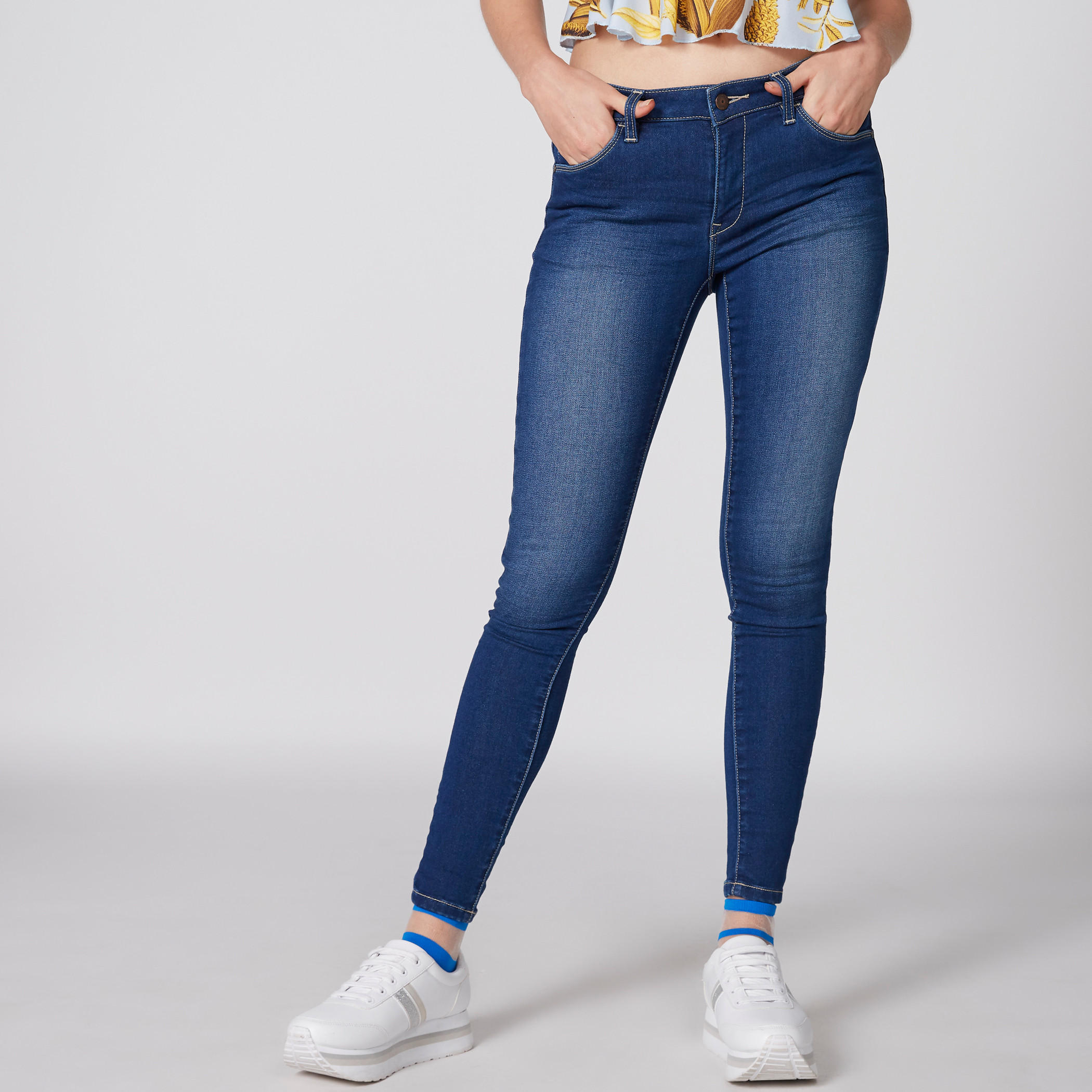 بنطال جينز طويل بزر إغلاق وجيوب-women-clothing-bottoms-jeans-image-3